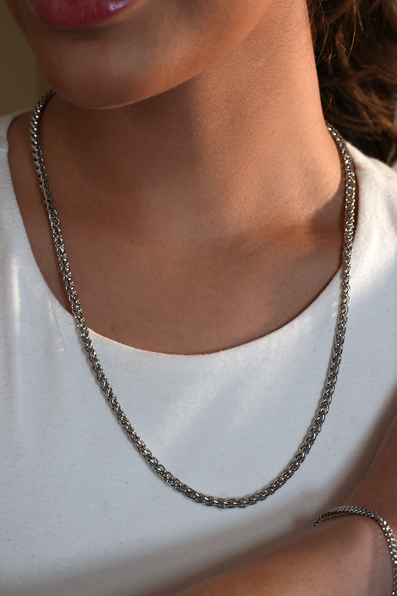 Style ALGATE: Bold Elegance - Chunky Mid-Width Byzantine Chain Necklace in Silver.