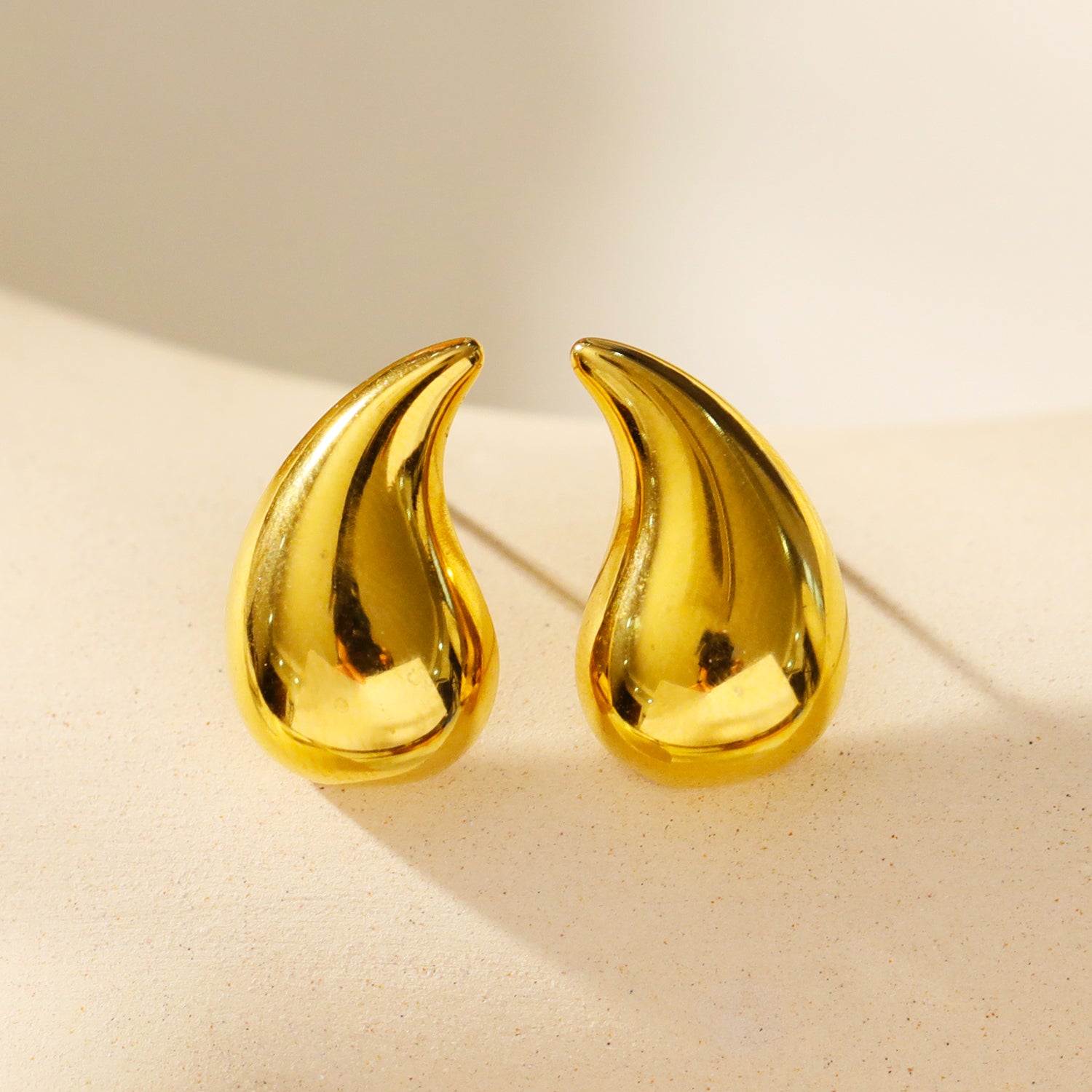 hackney-nine | Style ANNIS 62249: Elegance in Every Drop. Tear-Drop-Stud-Earrings.
