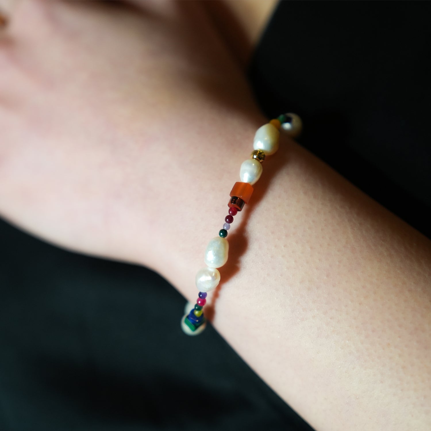 Style AMADIA 4663: Paradise Found - Colourful Bracelet with Gold Beads, Natural Stones, and Freshwater Pearls.