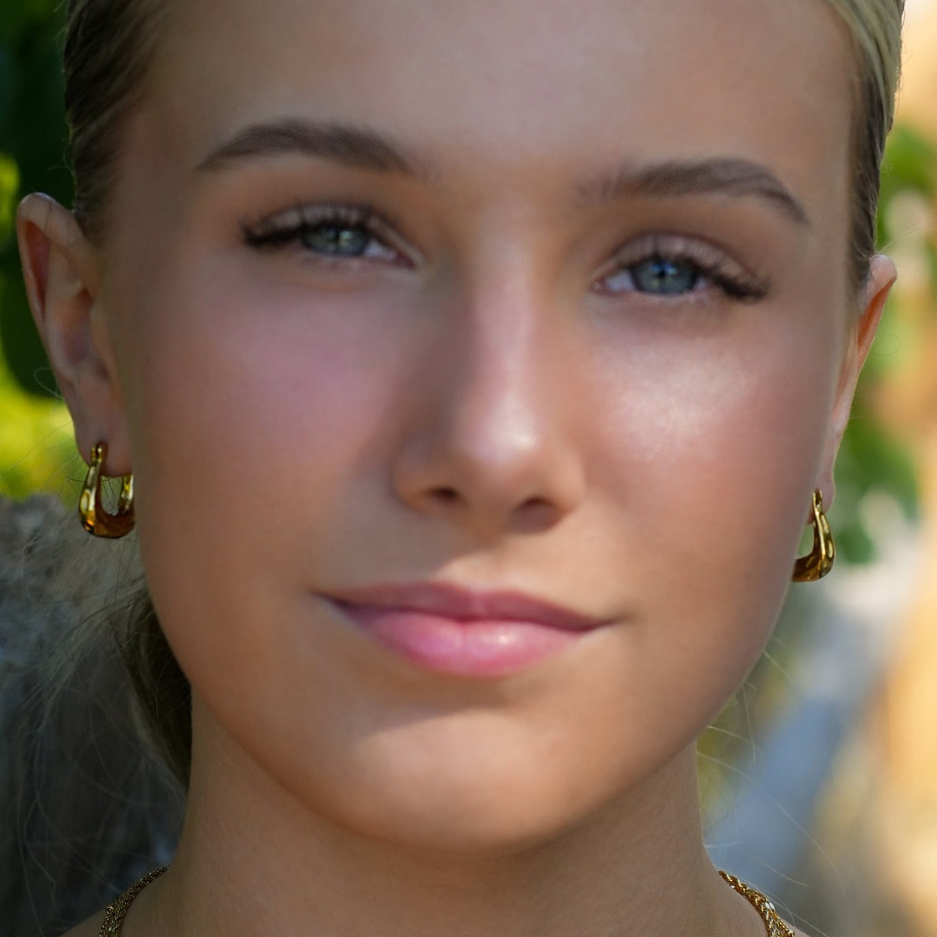 Style CALAVINO 122242: Hammered Horse-Shoe Hoop Earrings.