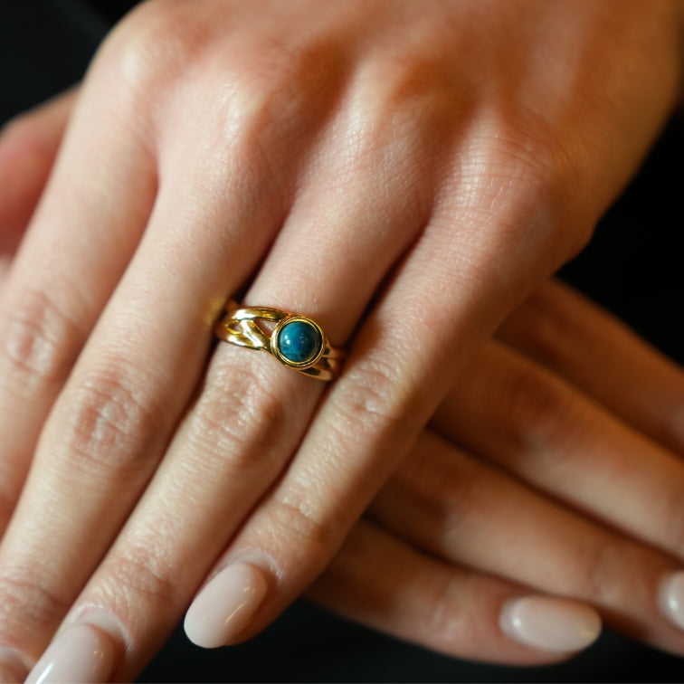 Style CHESA 1132: Twisted Stacked Ring with Natural Stone Centre Piece.