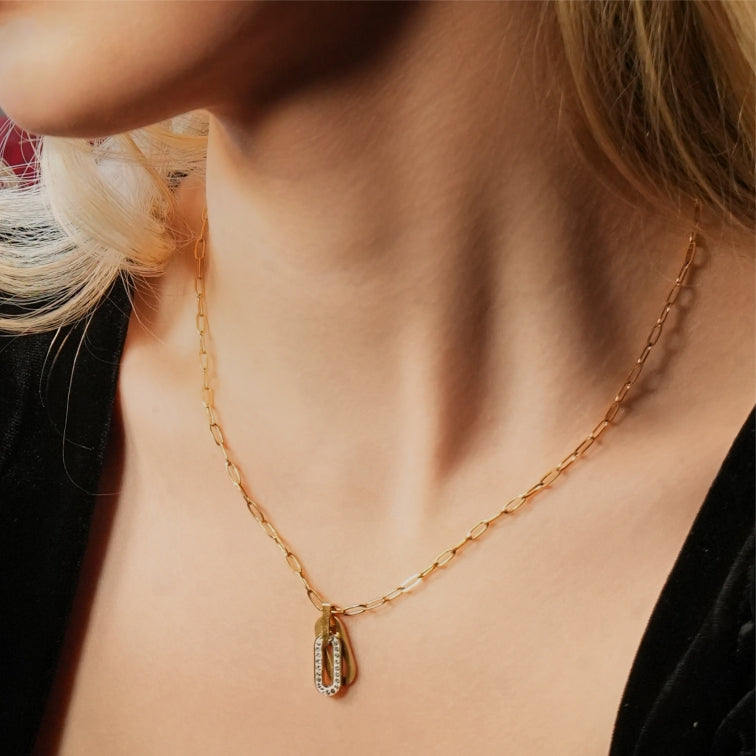 Style CHICALA 33164: Zirconia-Embedded Oval Shaped Charms Pendant on Paper-Clip Chain Necklace.
