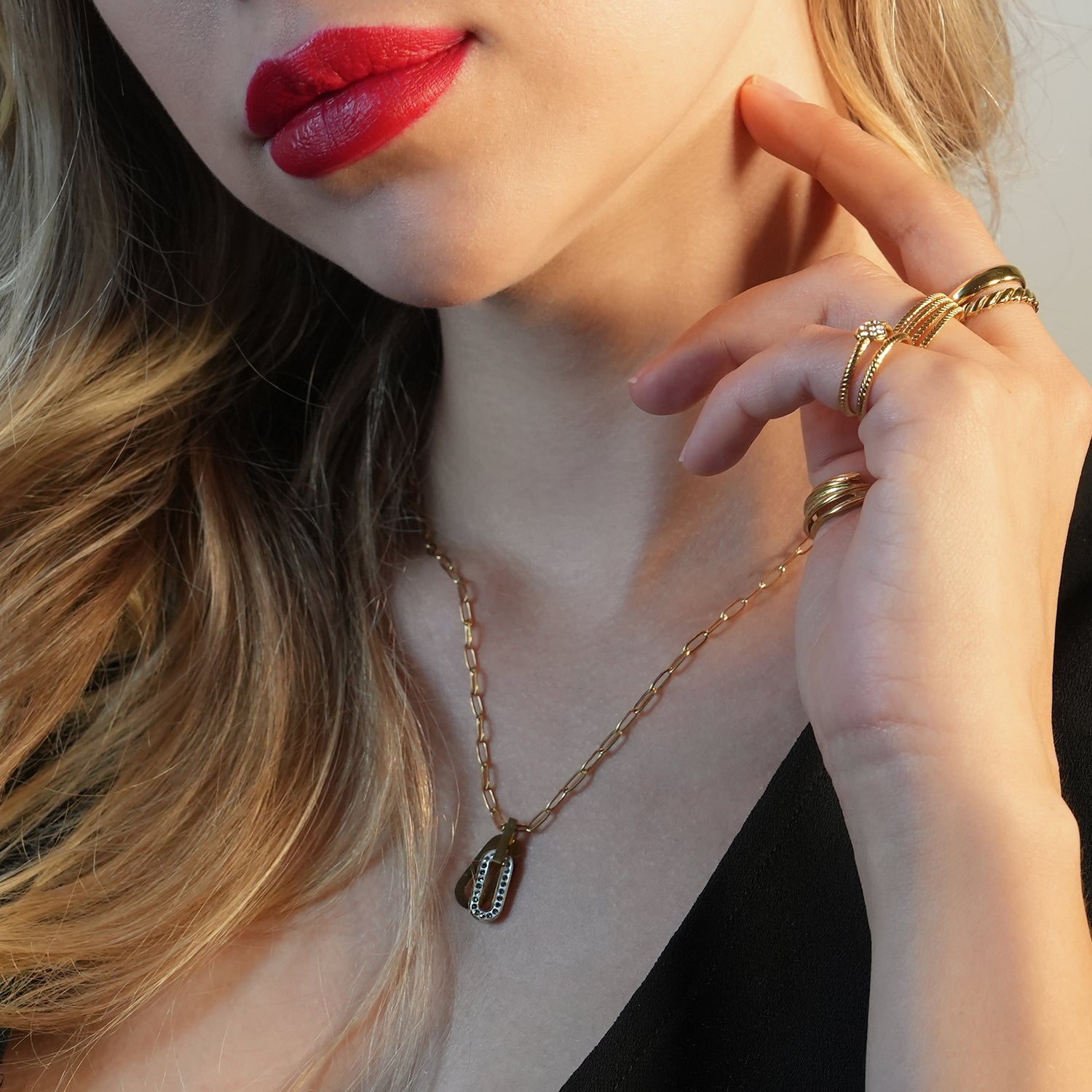 Style&nbsp;CHICALA 33164: Zirconia-Embedded Oval Shaped Charms Pendant on Paper-Clip Chain Necklace.
