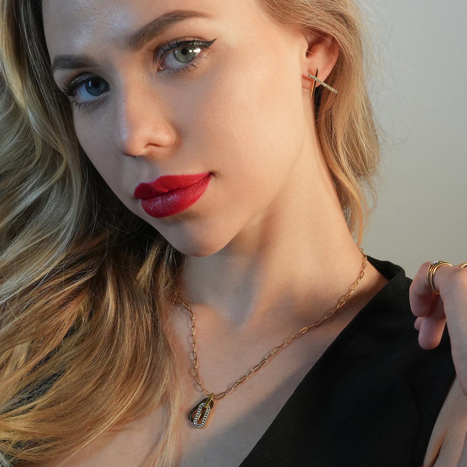 Style&nbsp;CHICALA 33164: Zirconia-Embedded Oval Shaped Charms Pendant on Paper-Clip Chain Necklace.