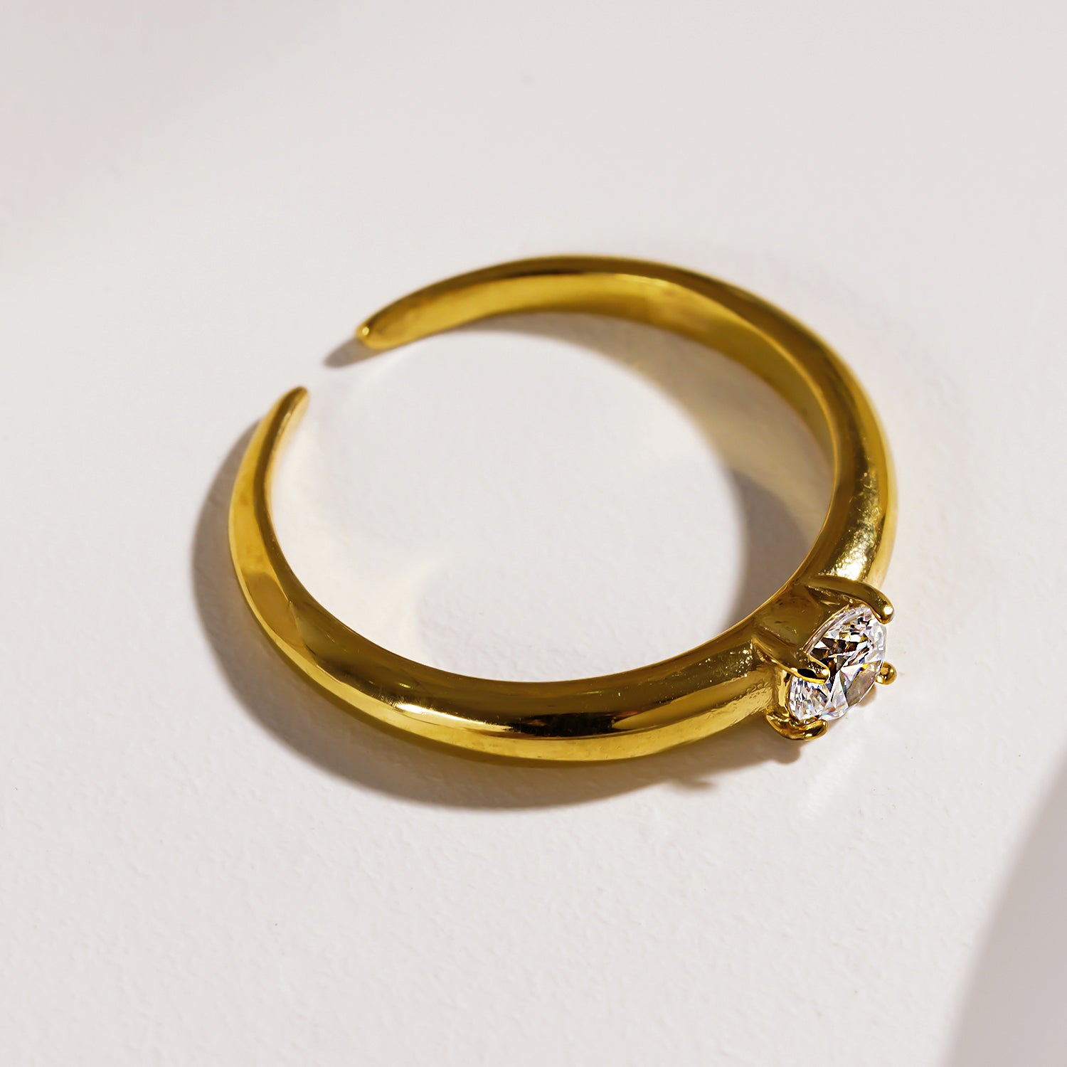 Style CIELO 5352: Classic Gold Ring with a Round Zirconia Centerpiece