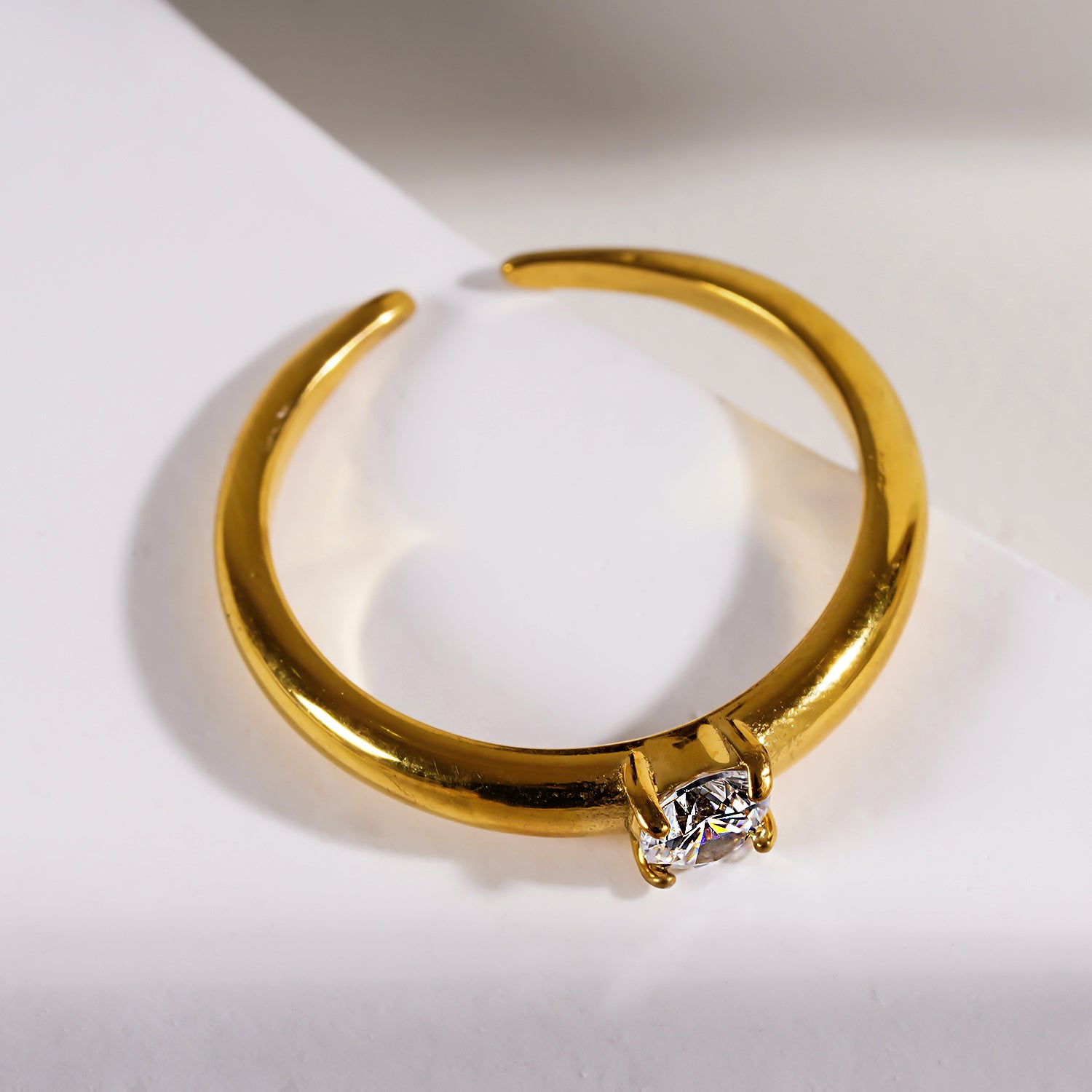 Style CIELO 5352: Classic Gold Ring with a Round Zirconia Centerpiece