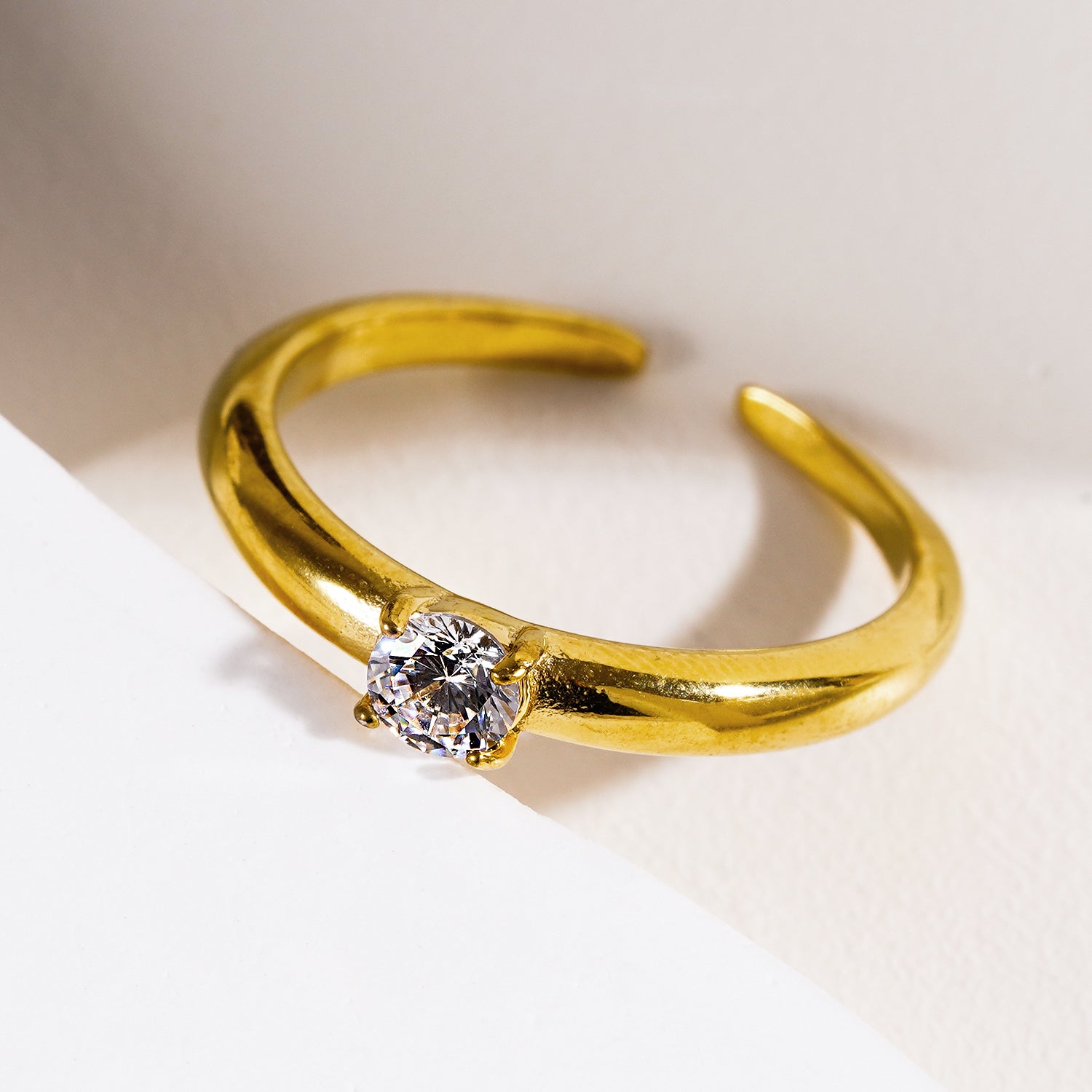 Style CIELO 5352: Classic Gold Ring with a Round Zirconia Centerpiece
