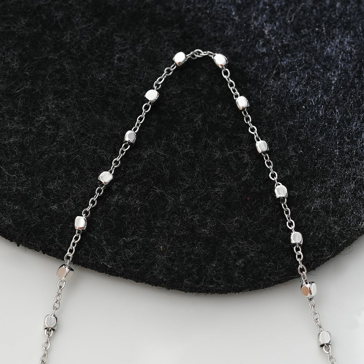 Style DEMELZA 8191G: Contemporary Gold Anklet with Delicate Square Beads.&nbsp;