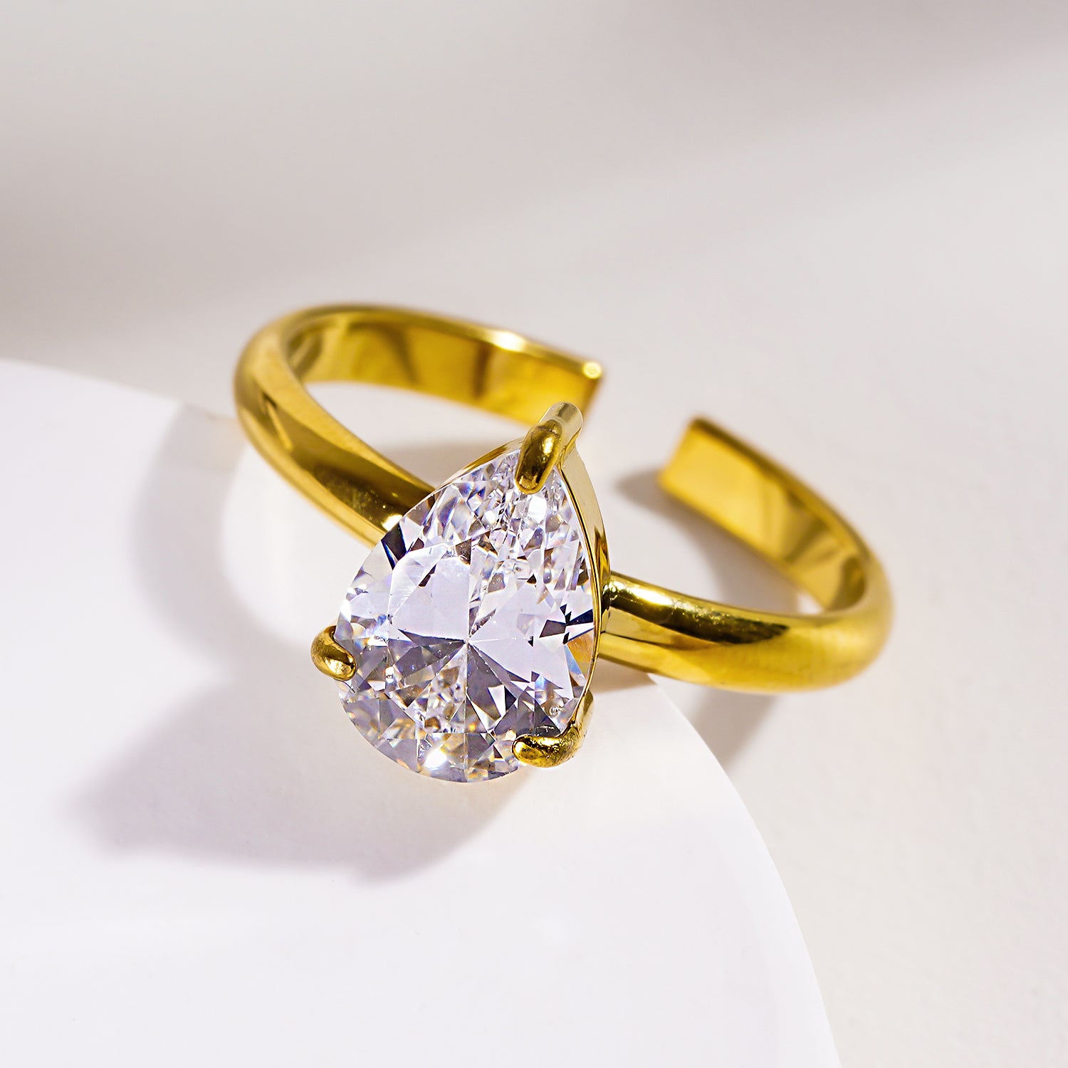 Style DIMONDA 3465: Classic Gold Ring with Prominent Teardrop Zirconia Centerpiece.