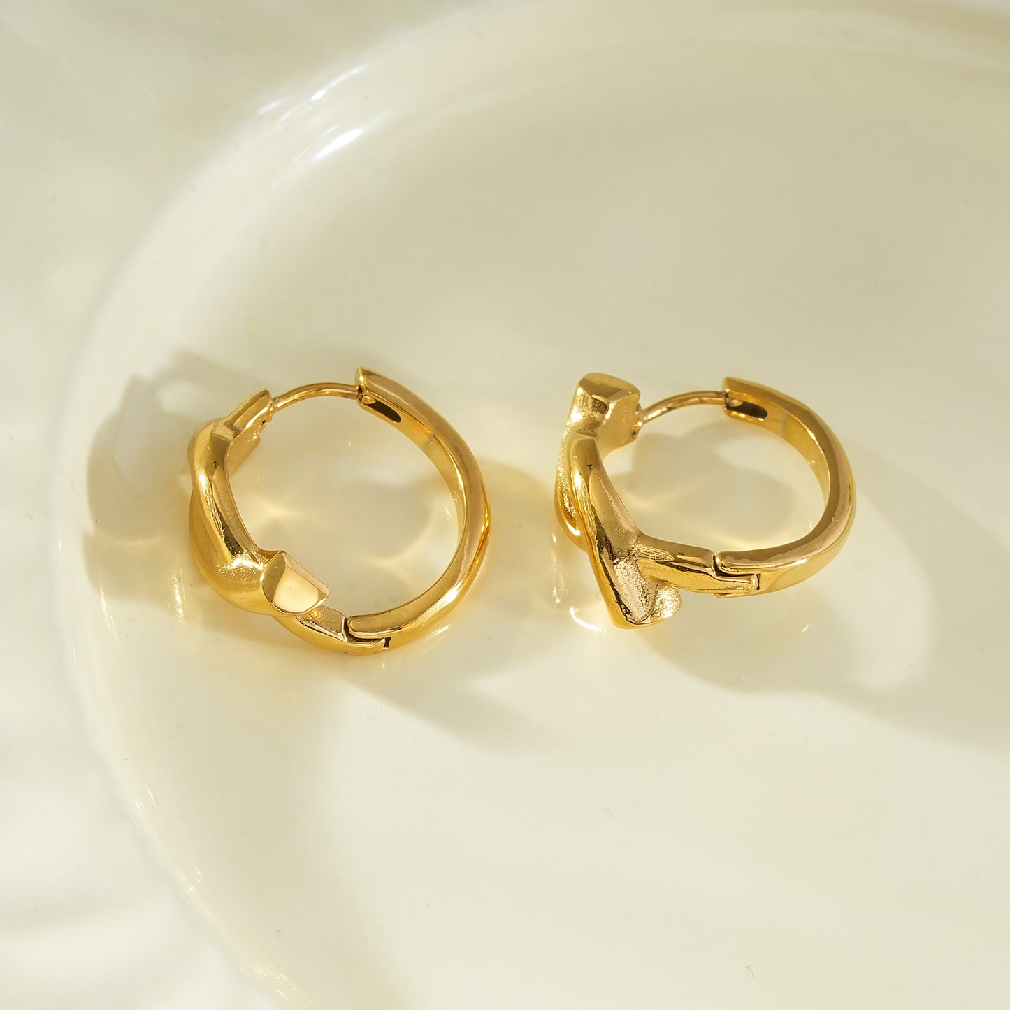 SIYAMI Gold: Sculpted Wave Hoop Earrings