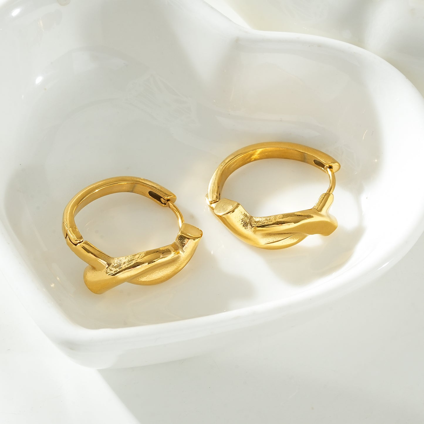 SIYAMI Gold: Sculpted Wave Hoop Earrings