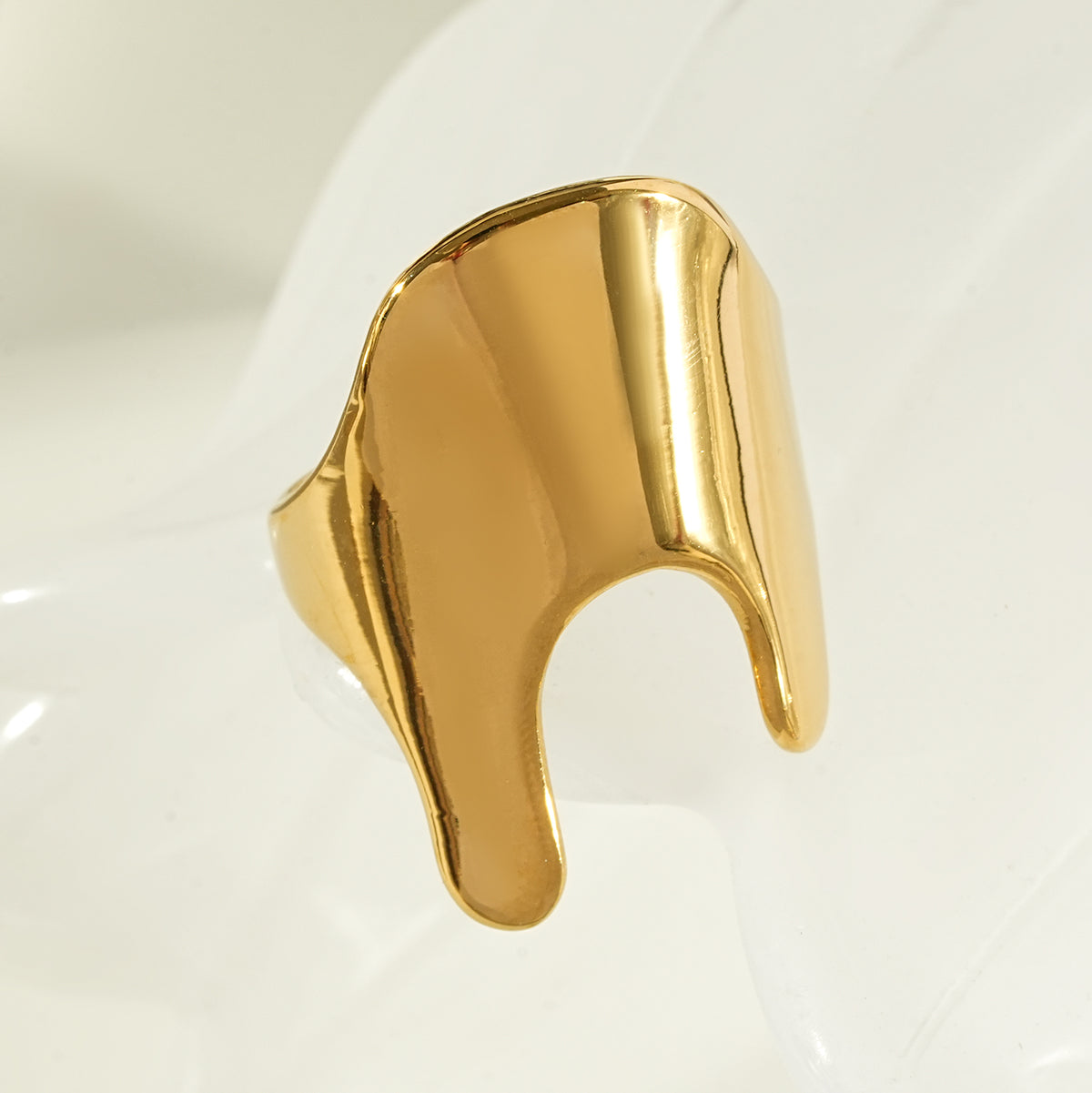 ELIXELIA Gold Statement Ring – Sculptural Elegance with a Bold, Modern Edge
