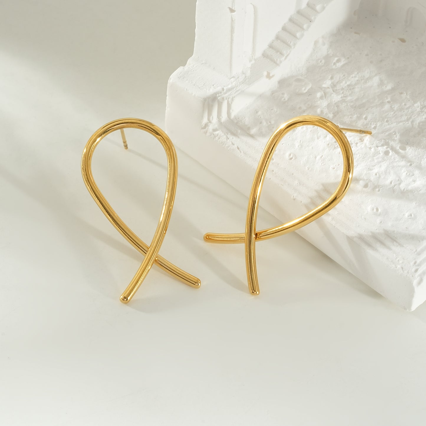 MAEVE Gold: Minimalist Oval Shaped Wire Constructed Hoop Earrings