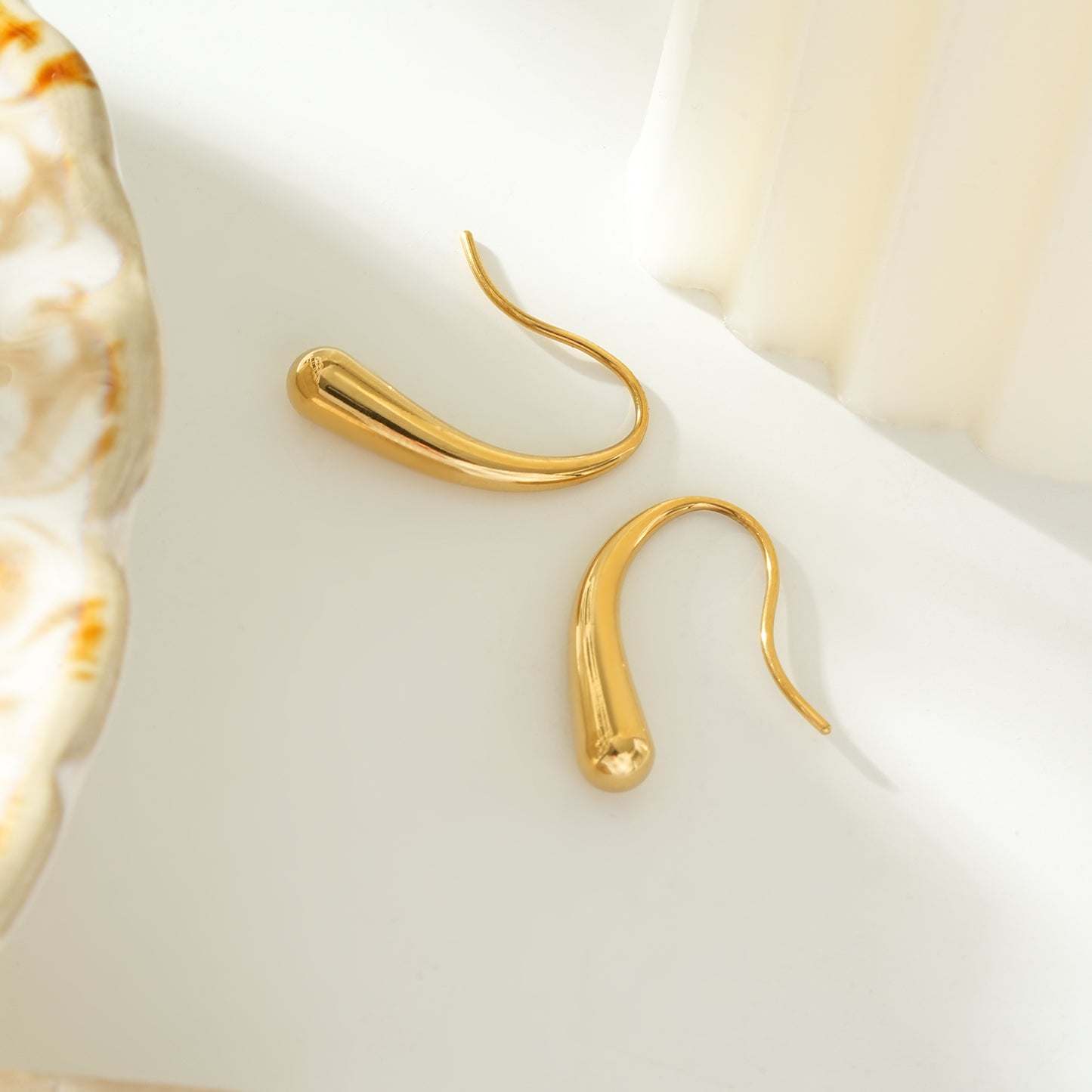 CLARA Gold: Swirl Tail Hoop Earrings – Minimalist Fluid Curve Design