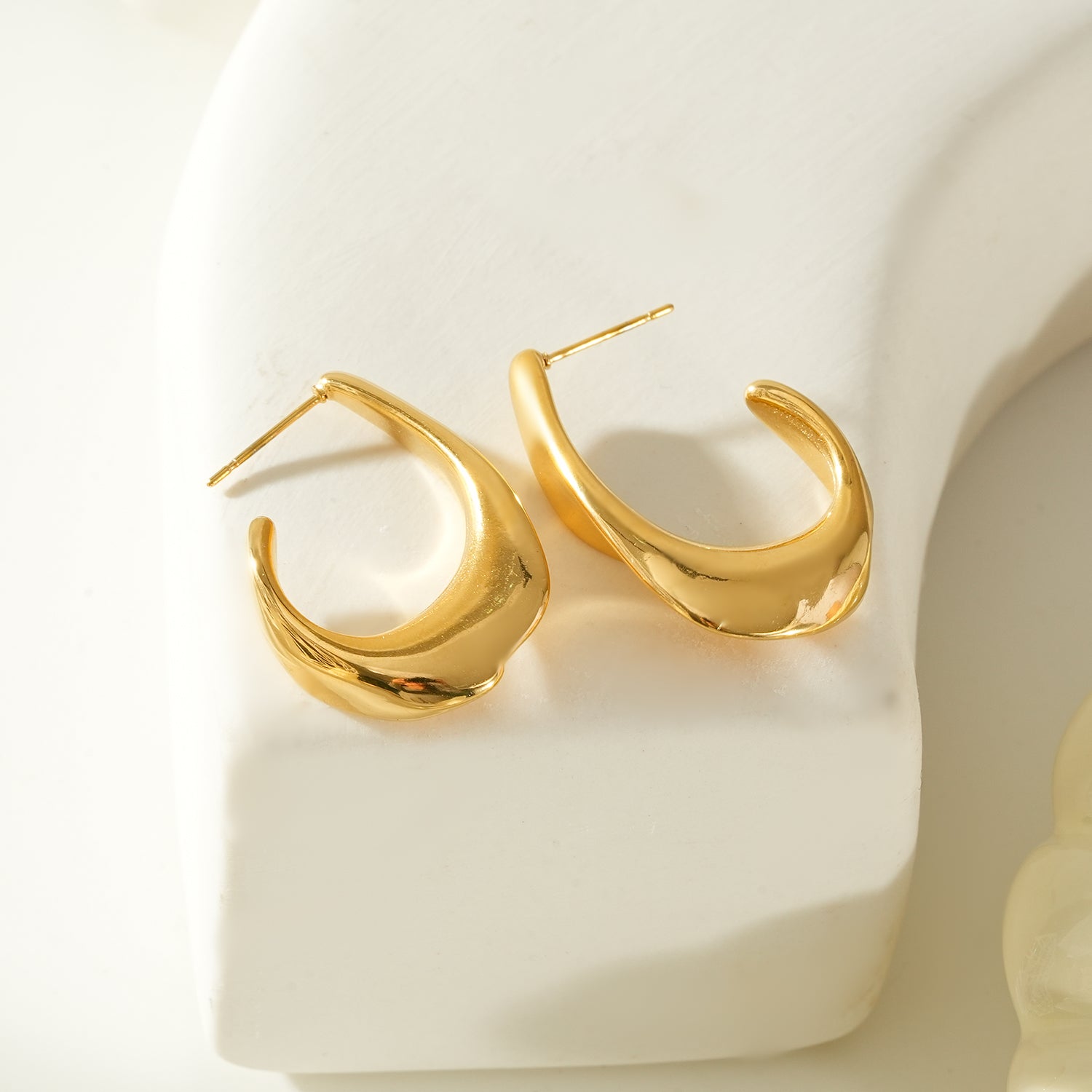 FLIRTA Gold: Vintage Art Deco–Inspired Architectural Hoop Earrings