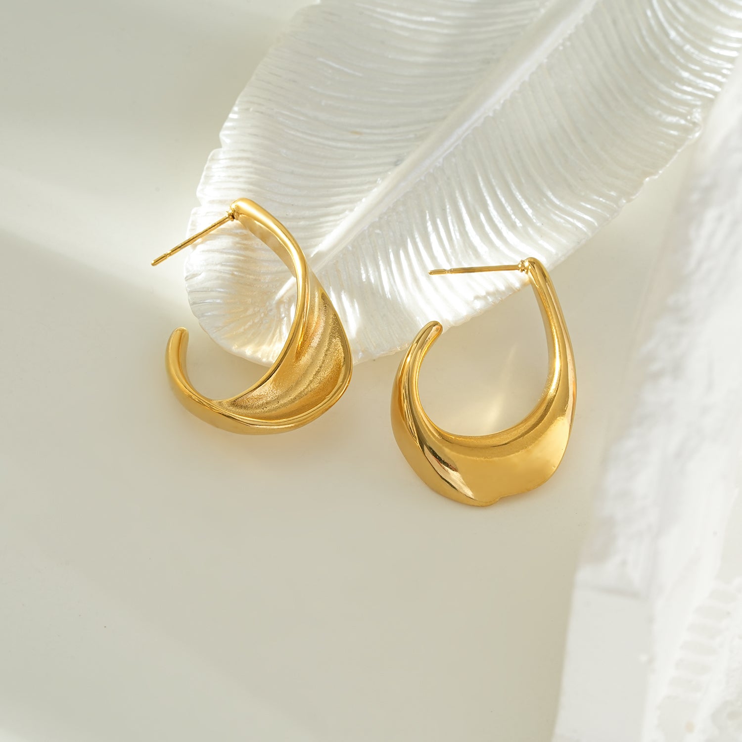 FLIRTA Gold: Vintage Art Deco–Inspired Architectural Hoop Earrings