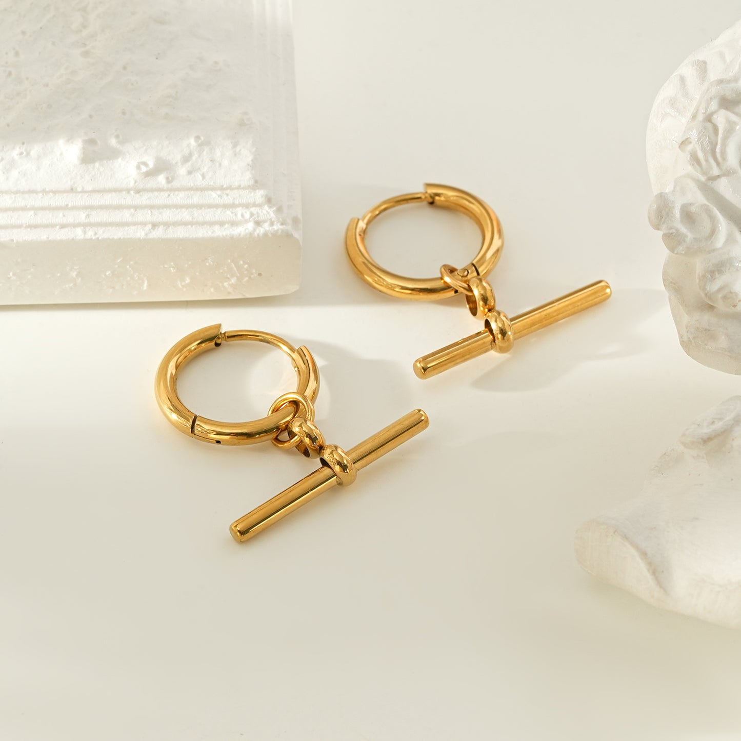 JUNIPER Gold: Hoop Earrings with Dangling T-Bar Charm