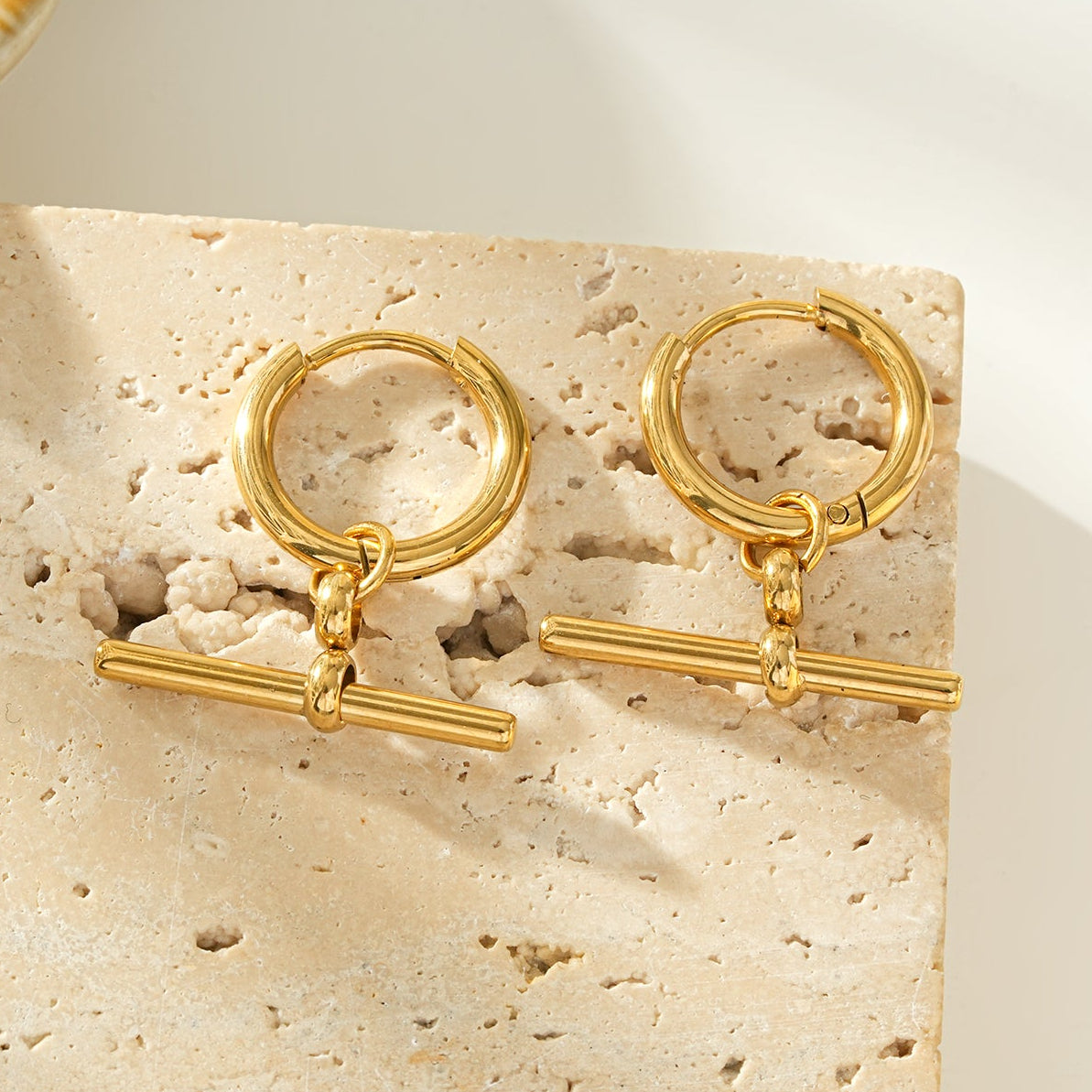 JUNIPER Gold: Hoop Earrings with Dangling T-Bar Charm