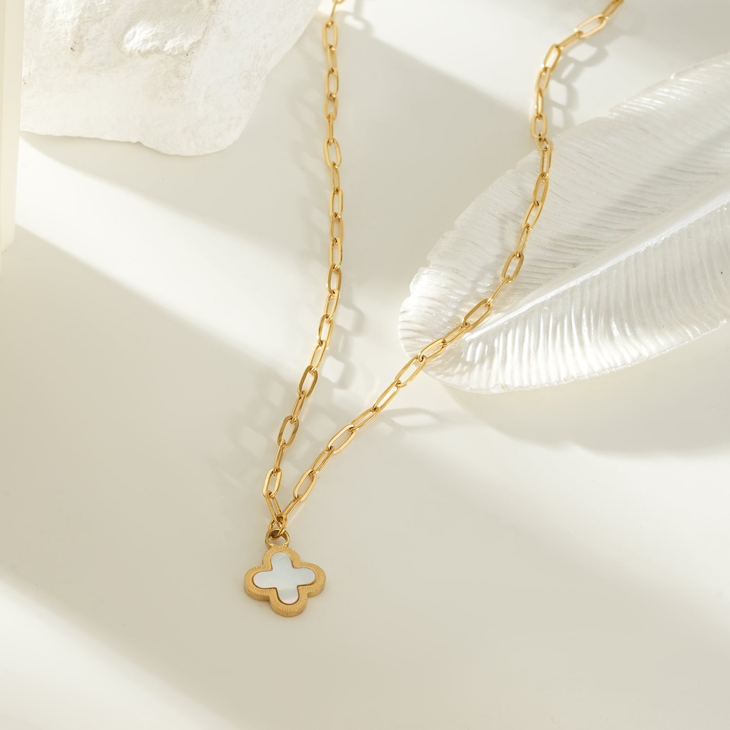 MAKA Gold: Chain-Necklace with a Clover Shaped Charm in Natural Shell with a Gold Metal Border
