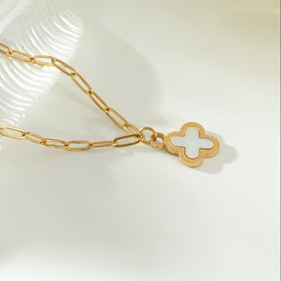 MAKA Gold: Chain-Necklace with a Clover Shaped Charm in Natural Shell with a Gold Metal Border