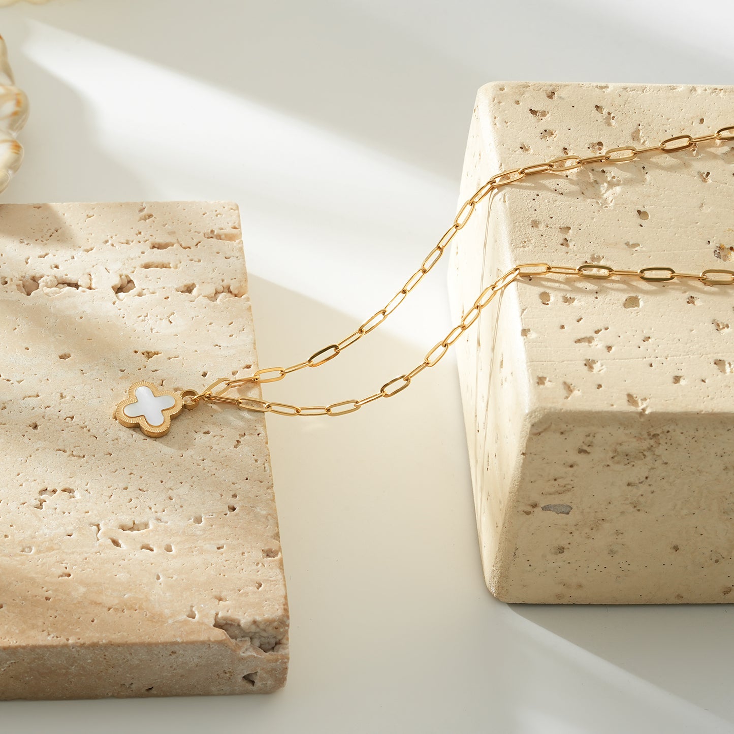 MAKA Gold: Chain-Necklace with a Clover Shaped Charm in Natural Shell with a Gold Metal Border