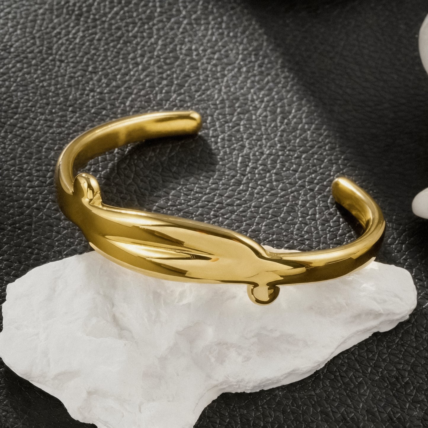 TANGHEUL Gold: Sculptural Cuff Bracelet