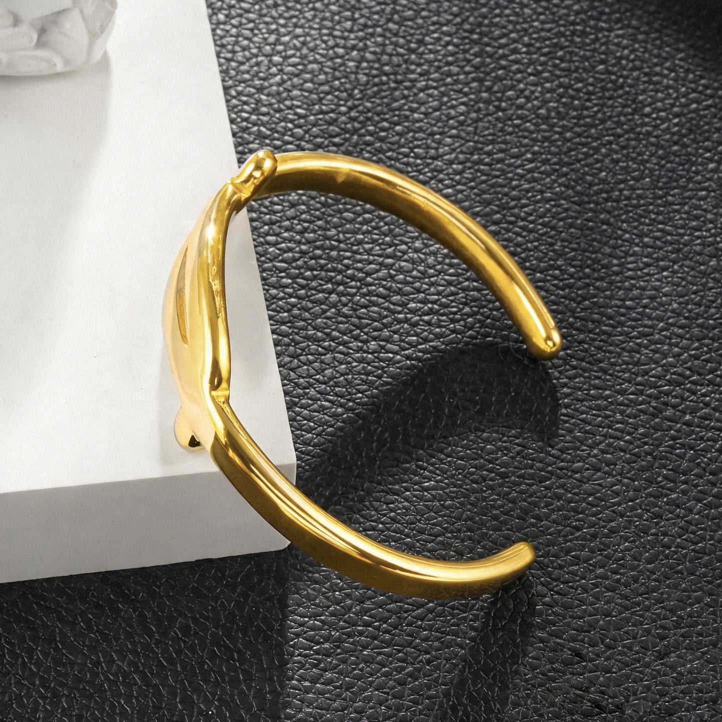 TANGHEUL Gold: Sculptural Cuff Bracelet