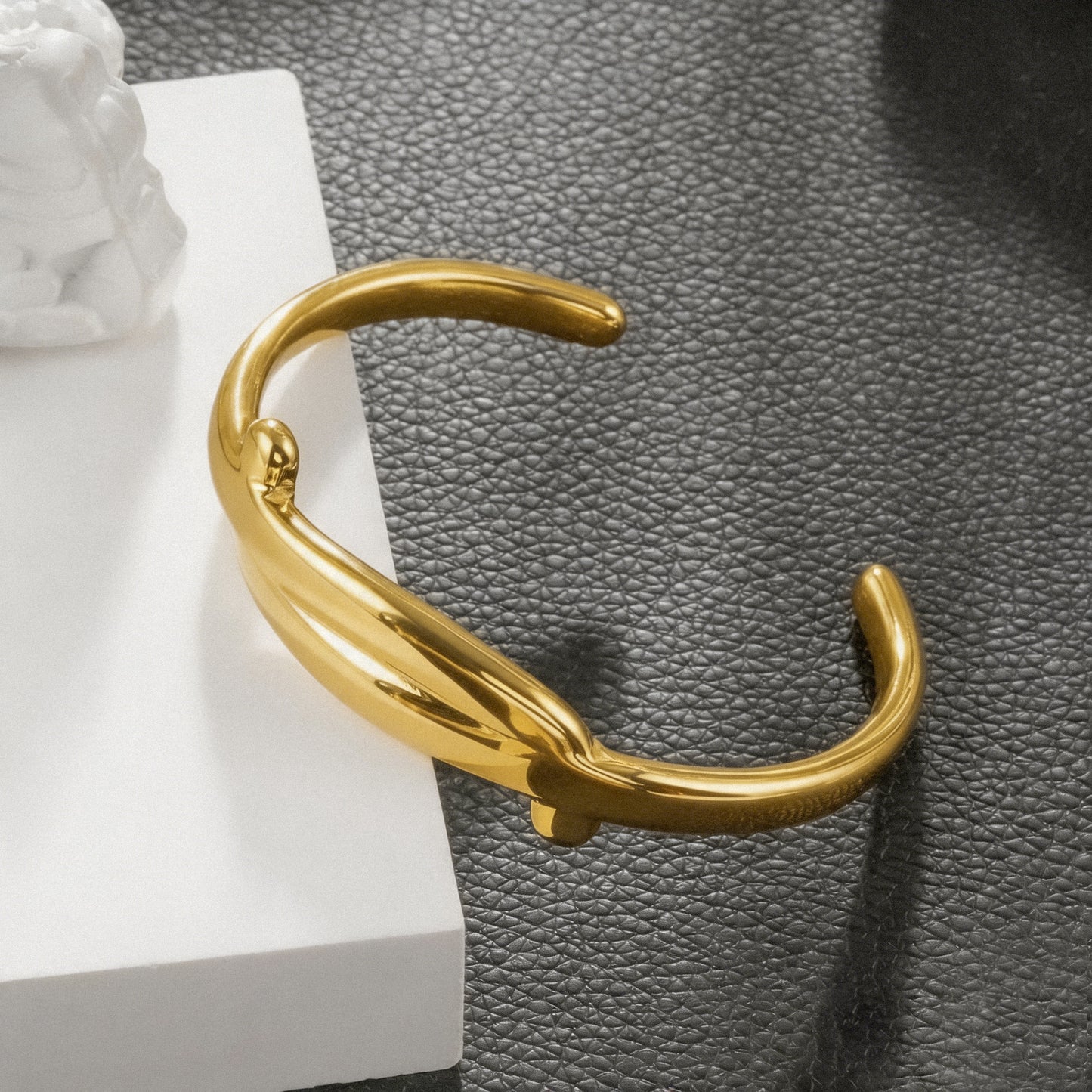 TANGHEUL Gold: Sculptural Cuff Bracelet