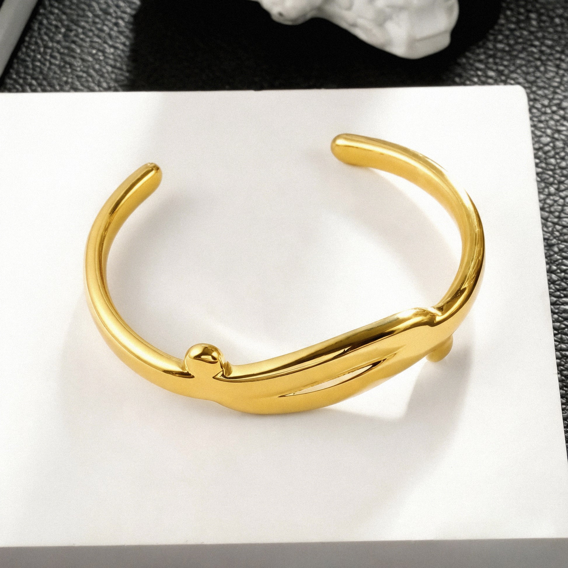 TANGHEUL Gold: Sculptural Cuff Bracelet