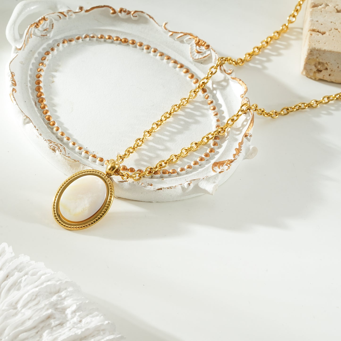 KEAKI Gold: Mother-of-Pearl Oval Pendant Necklace