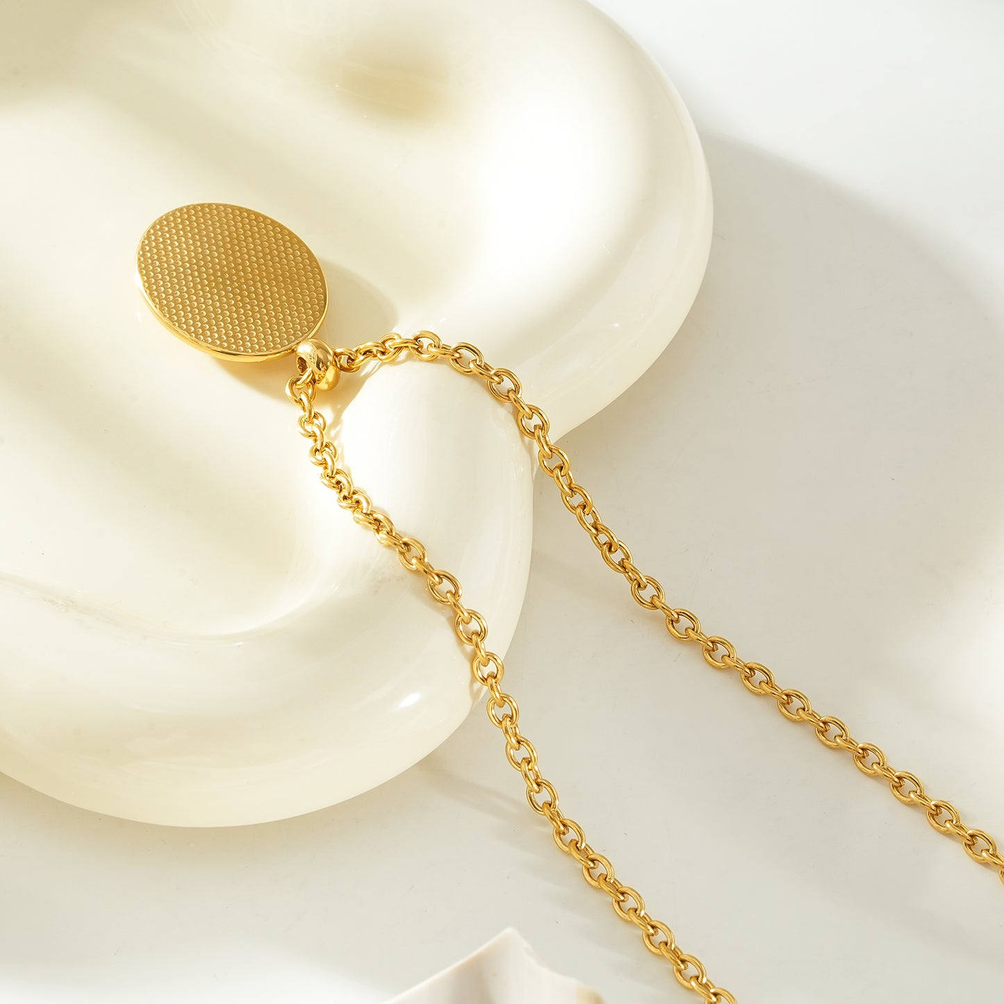 KEAKI Gold: Mother-of-Pearl Oval Pendant Necklace