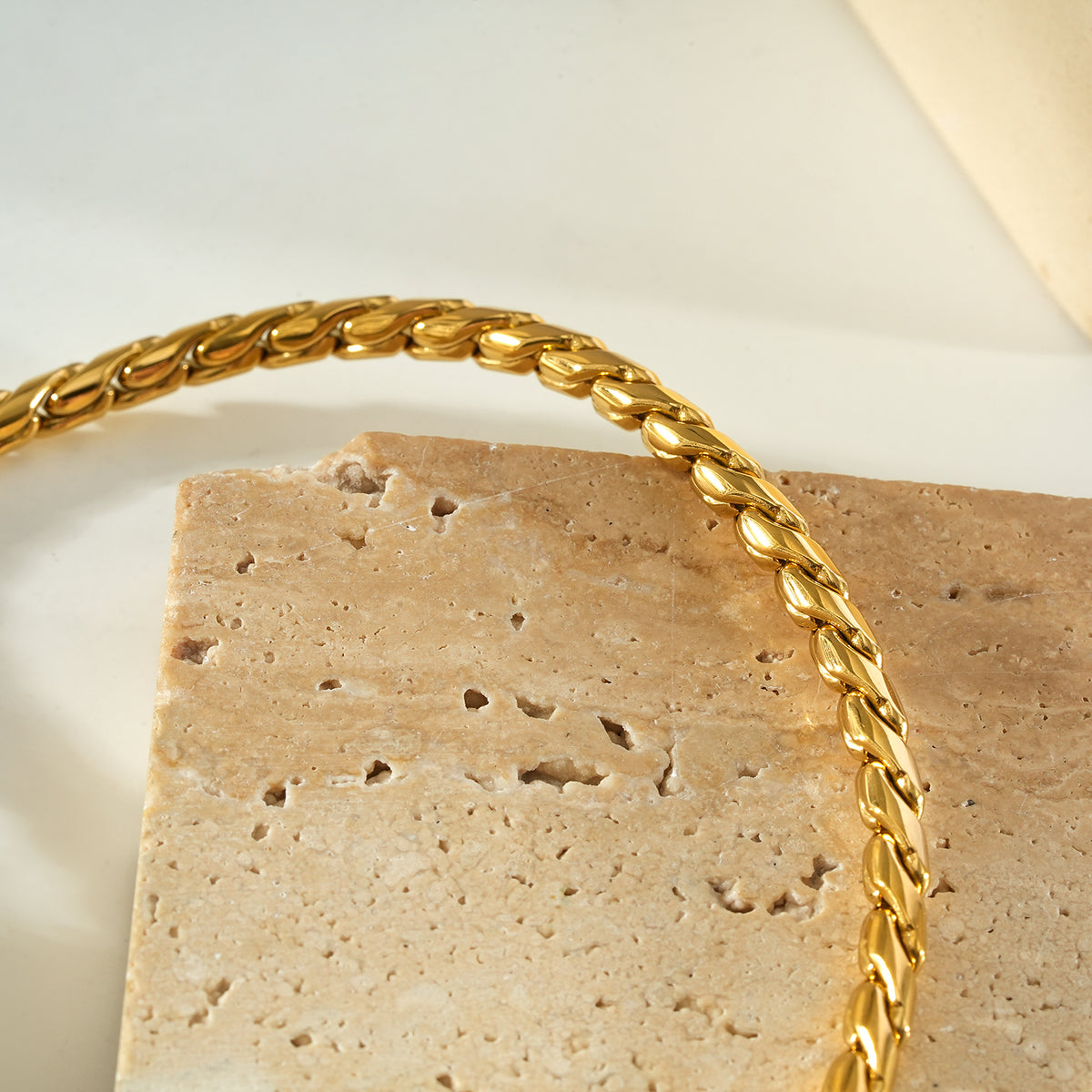 LONA Gold: Woven Link Chain Necklace