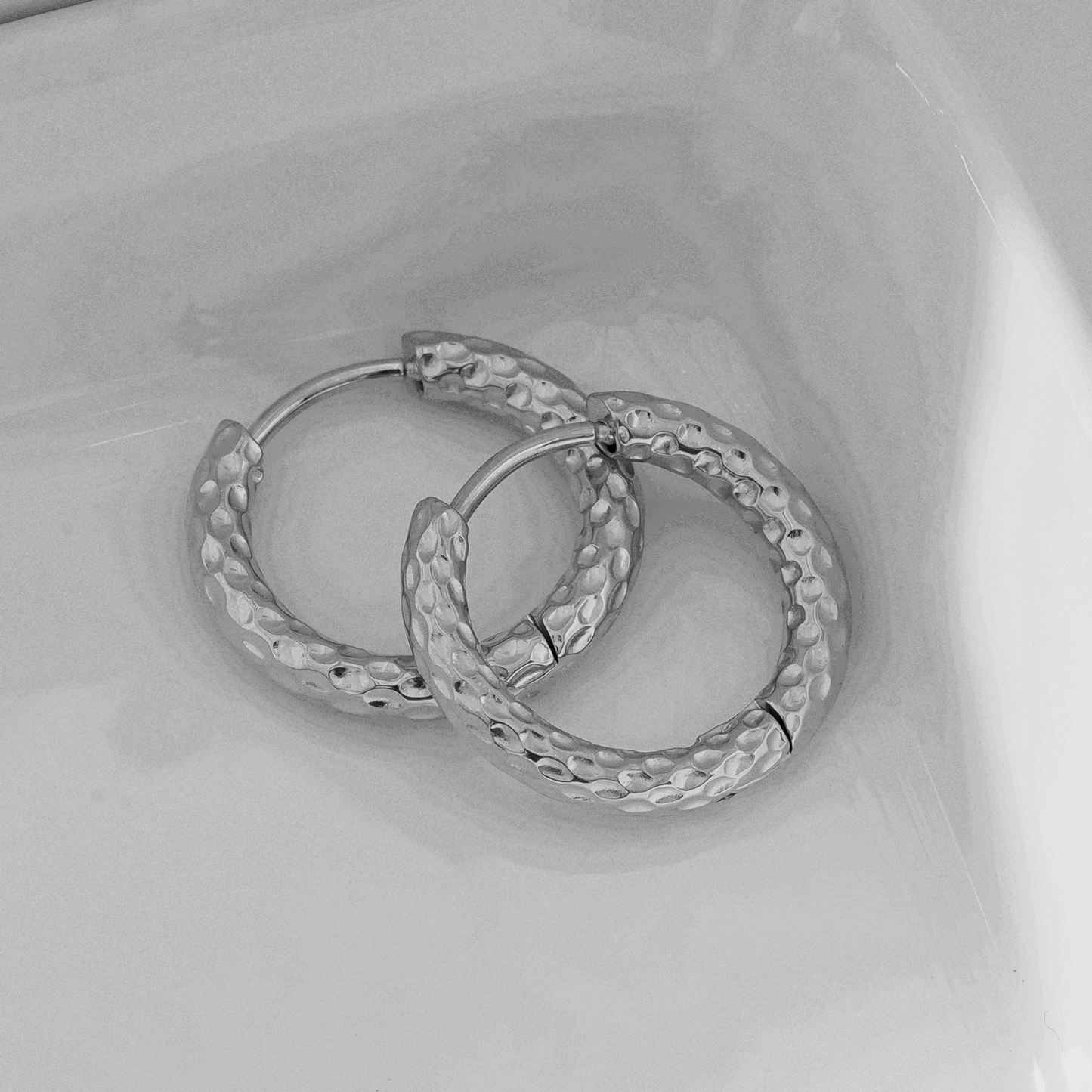 EDGWARE Silver (White Gold): Decorative Hammered Hoop Earrings