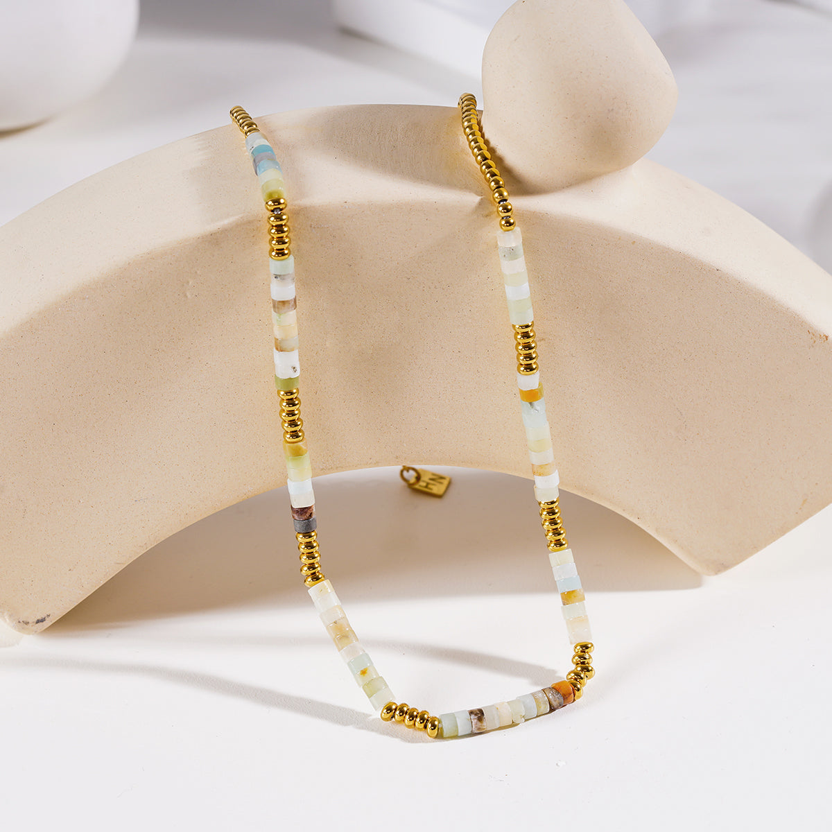 Style ISHANI 5372: Pink Aventurine Stones and Gold Beaded Necklace.