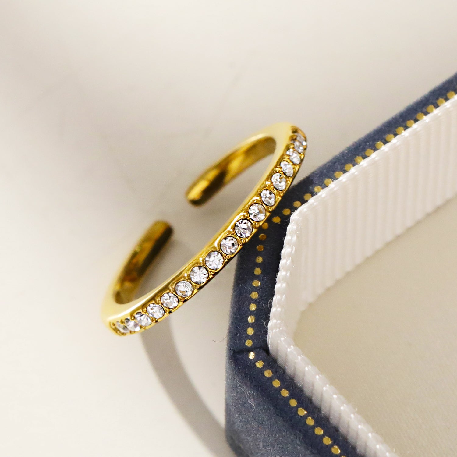Style JOCASTA 64533: Adjustable Zirconia-Embedded Minimalist Classic Ring.