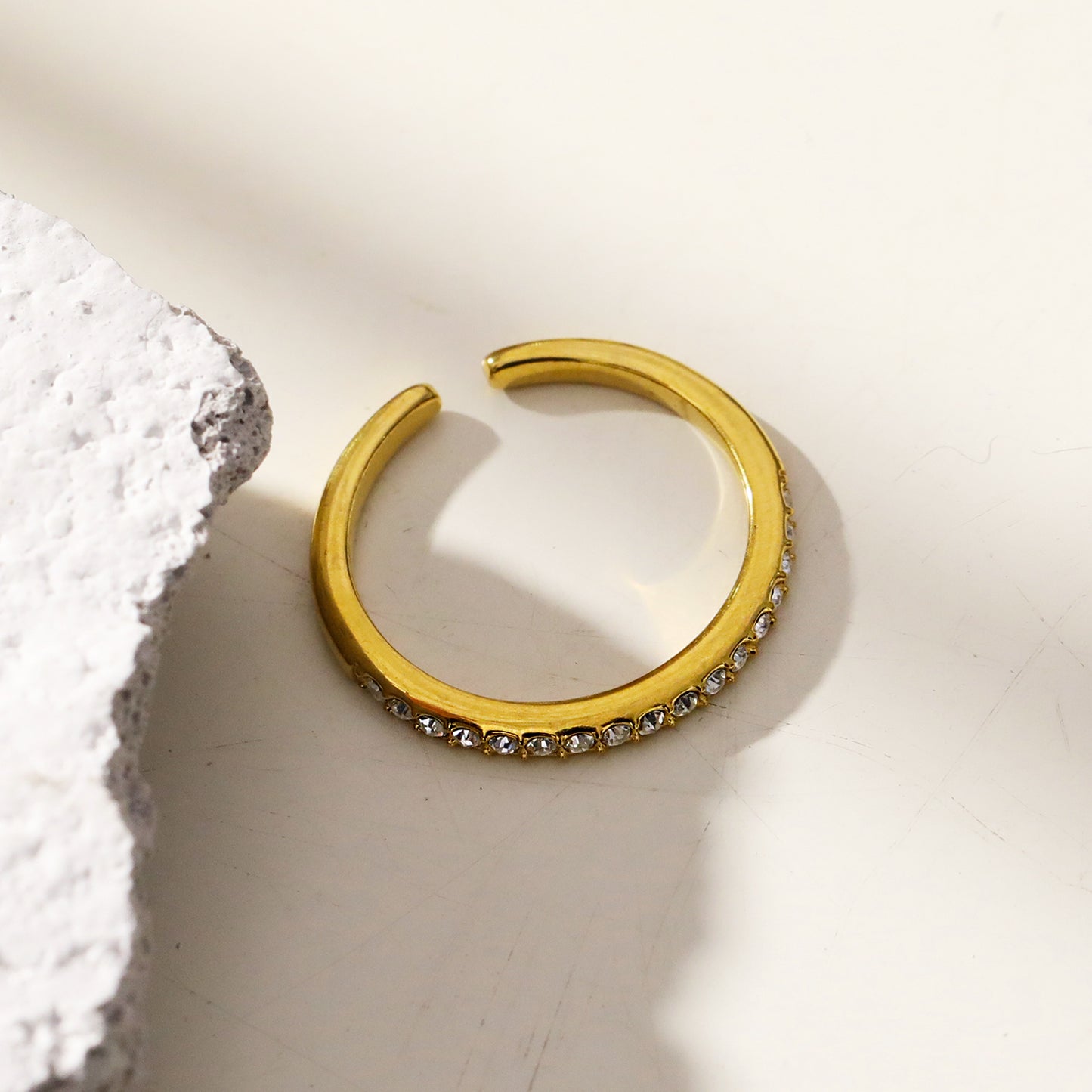 Style JOCASTA 64533: Adjustable Zirconia-Embedded Minimalist Classic Ring.