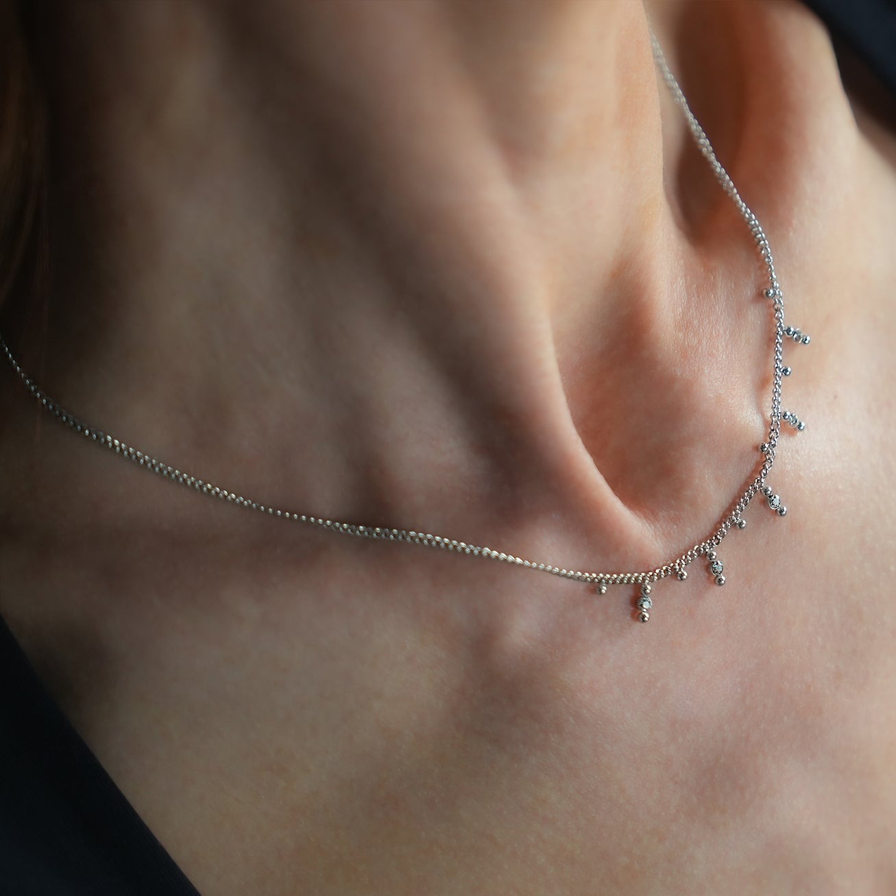 Style KALPI: Zirconia & Ball-Beaded Chain Necklace in Silver