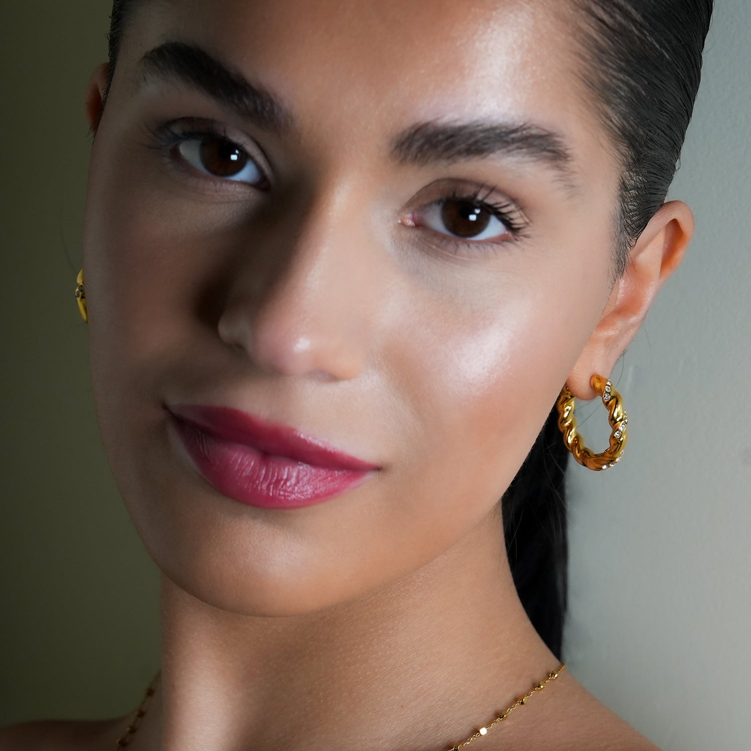 Style KAMENZ 50178: Twisted Textured Hoop Earrings with Zirconia Embellishments