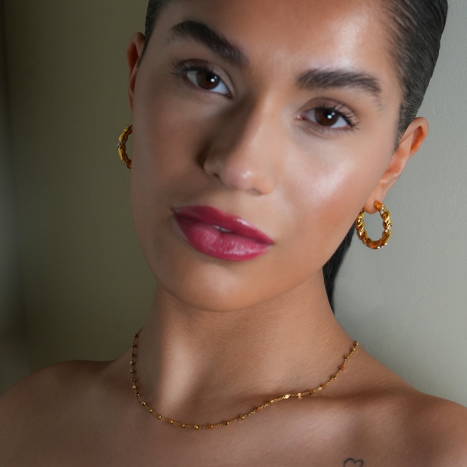 Style KAMENZ 50178: Twisted Textured Hoop Earrings with Zirconia Embellishments