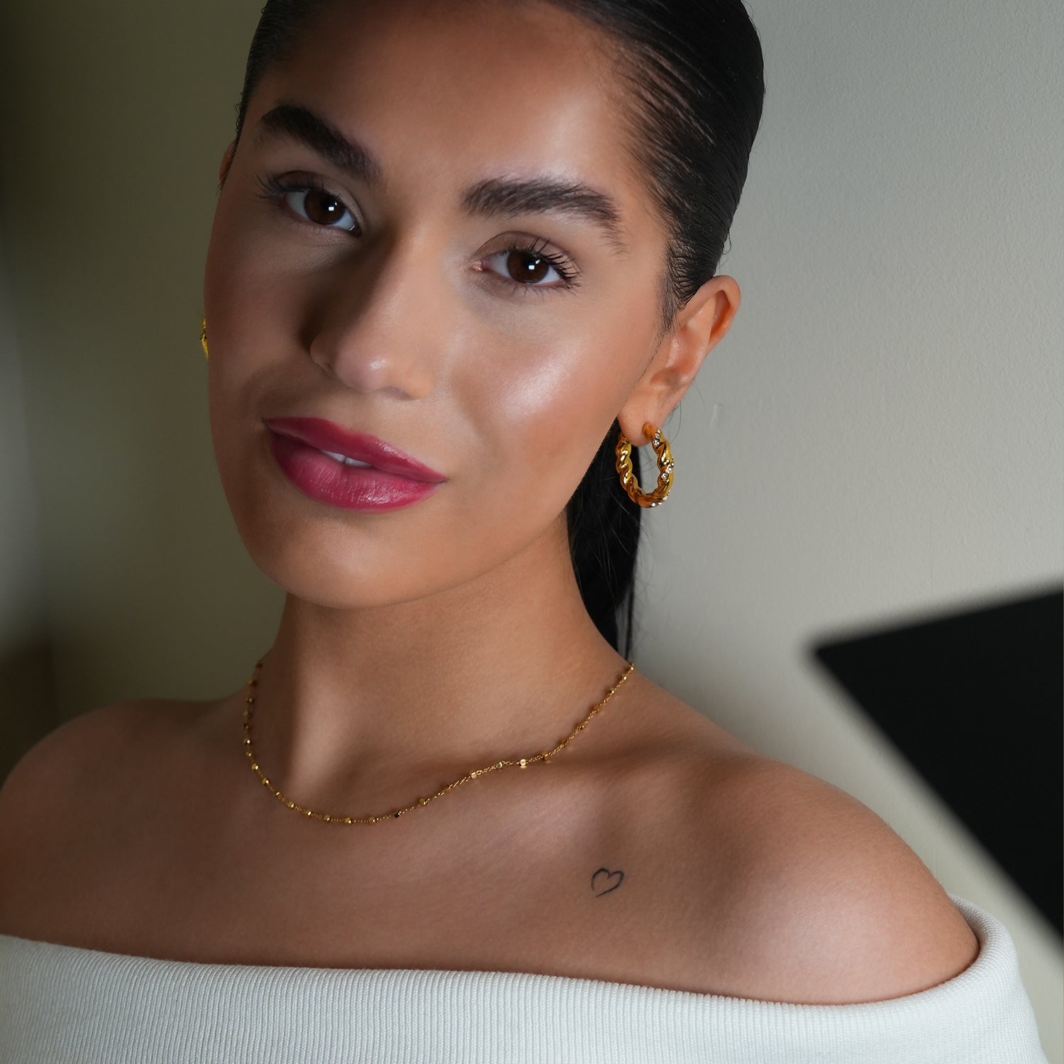 Style KAMENZ 50178: Twisted Textured Hoop Earrings with Zirconia Embellishments