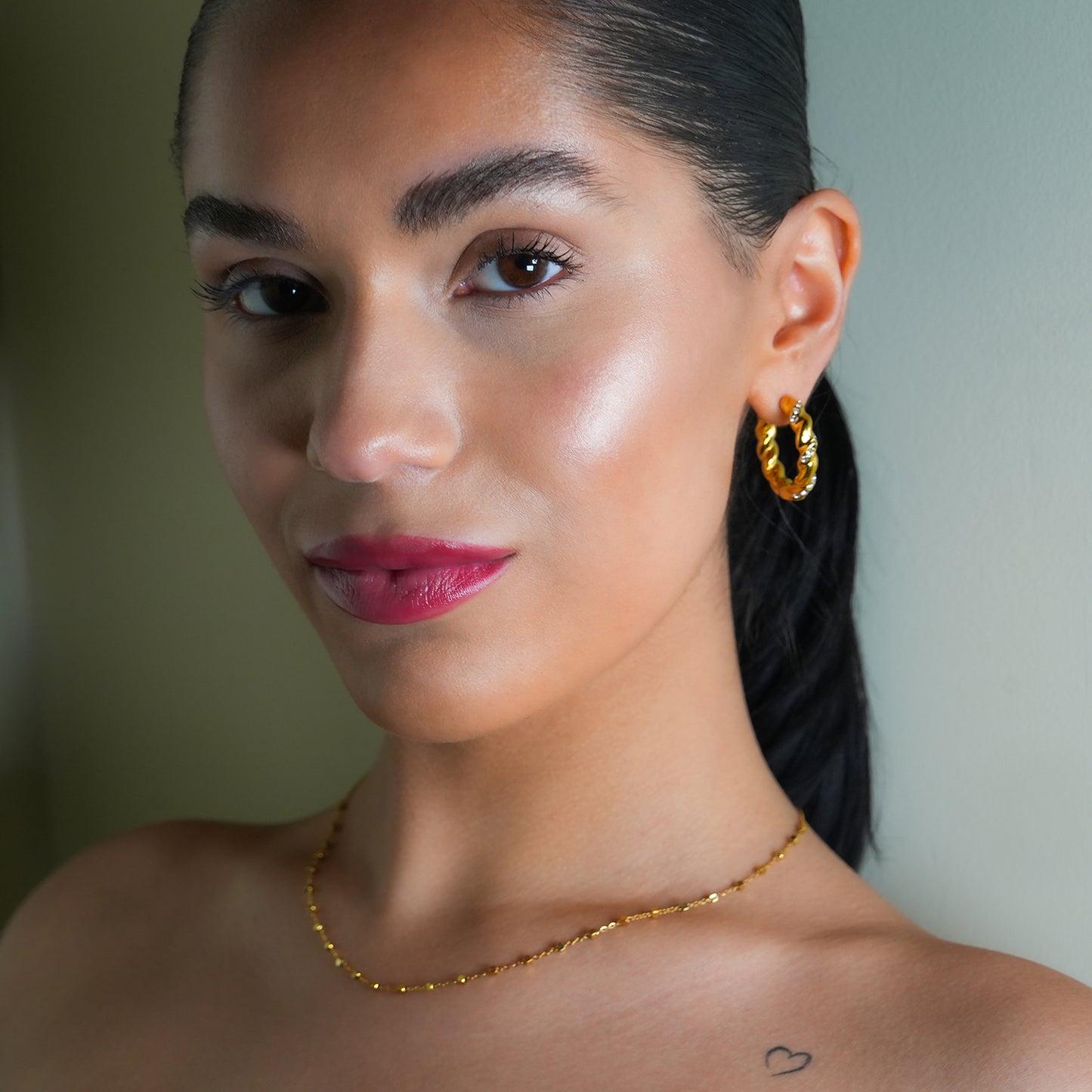 Style KAMENZ 50178: Twisted Textured Hoop Earrings with Zirconia Embellishments