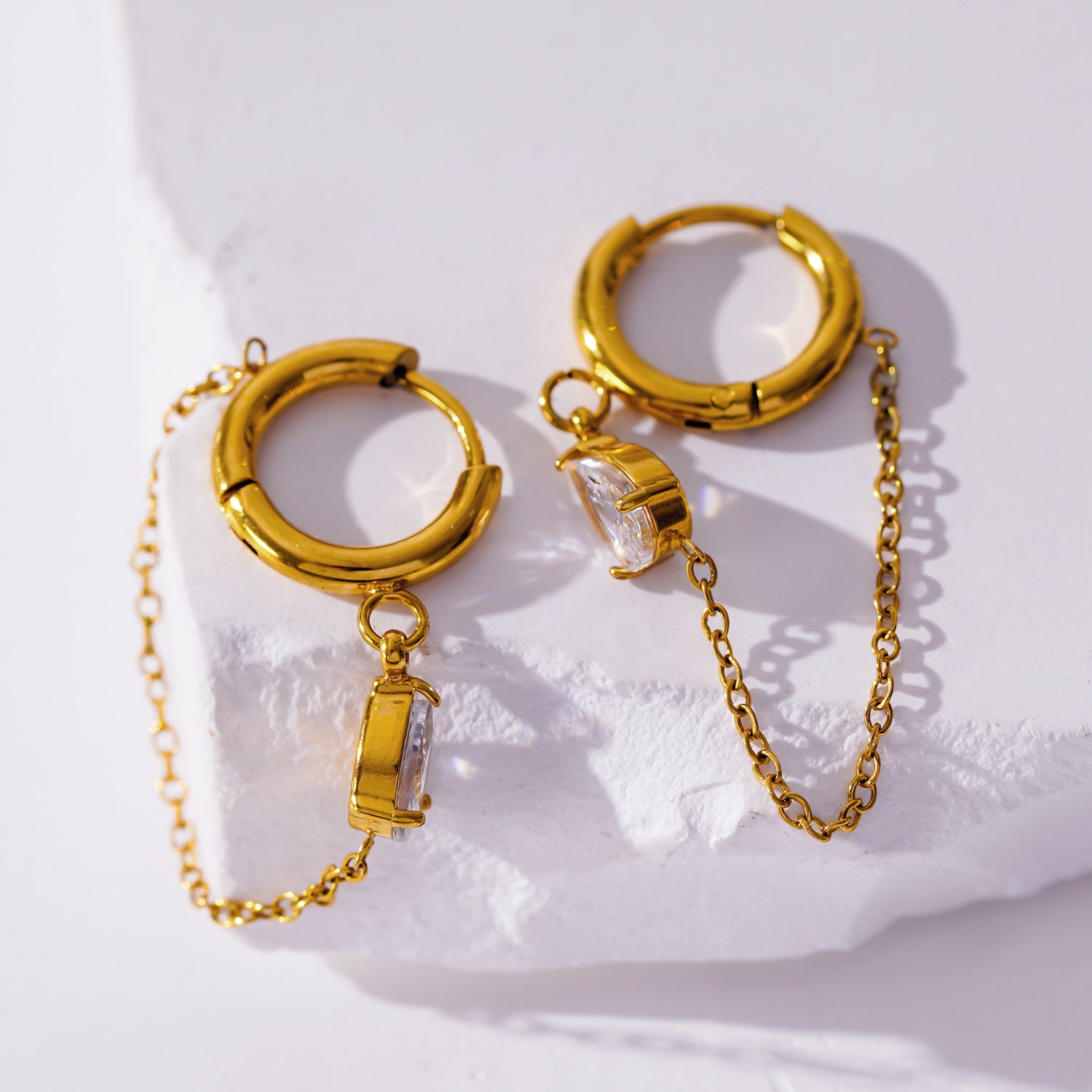 Style KAZUKA 8726: Hoop Earrings with Pear-Shaped Zirconia Charm and Dainty Chain.
