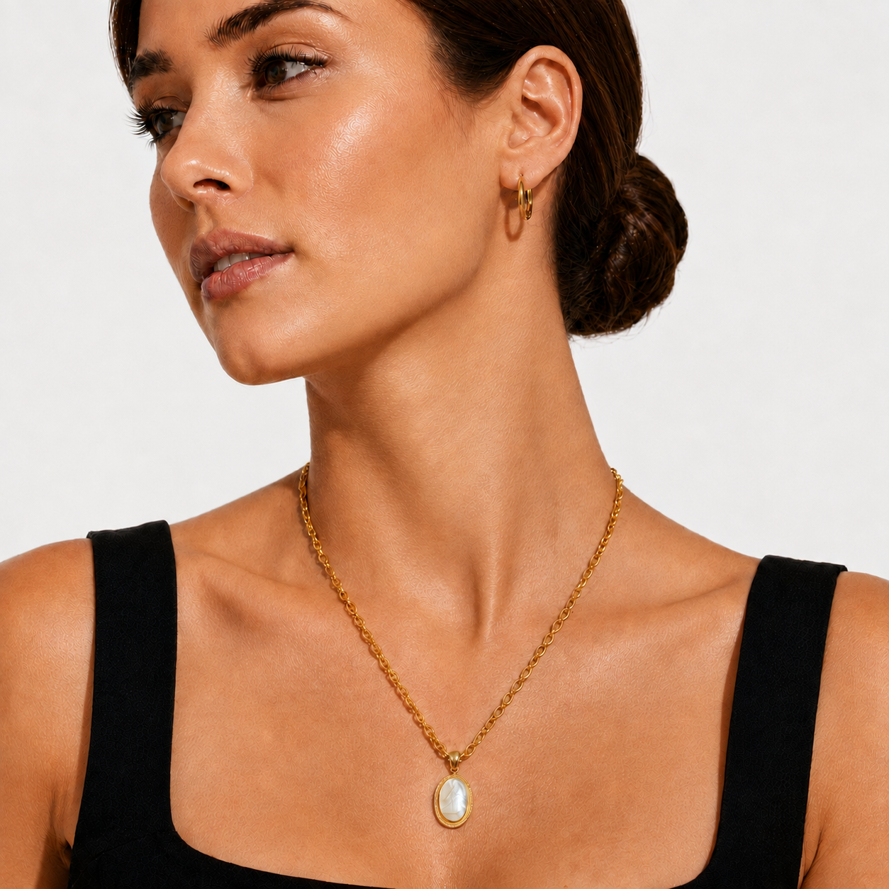 KEAKI Gold: Mother-of-Pearl Oval Pendant Necklace