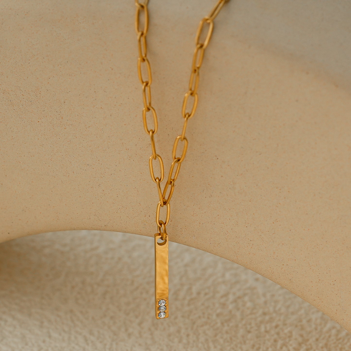 Style KORATIA: Minimalist Necklace with Paper-Clip Chain and Bar Charm Zirconia Embedded Pendant in Gold