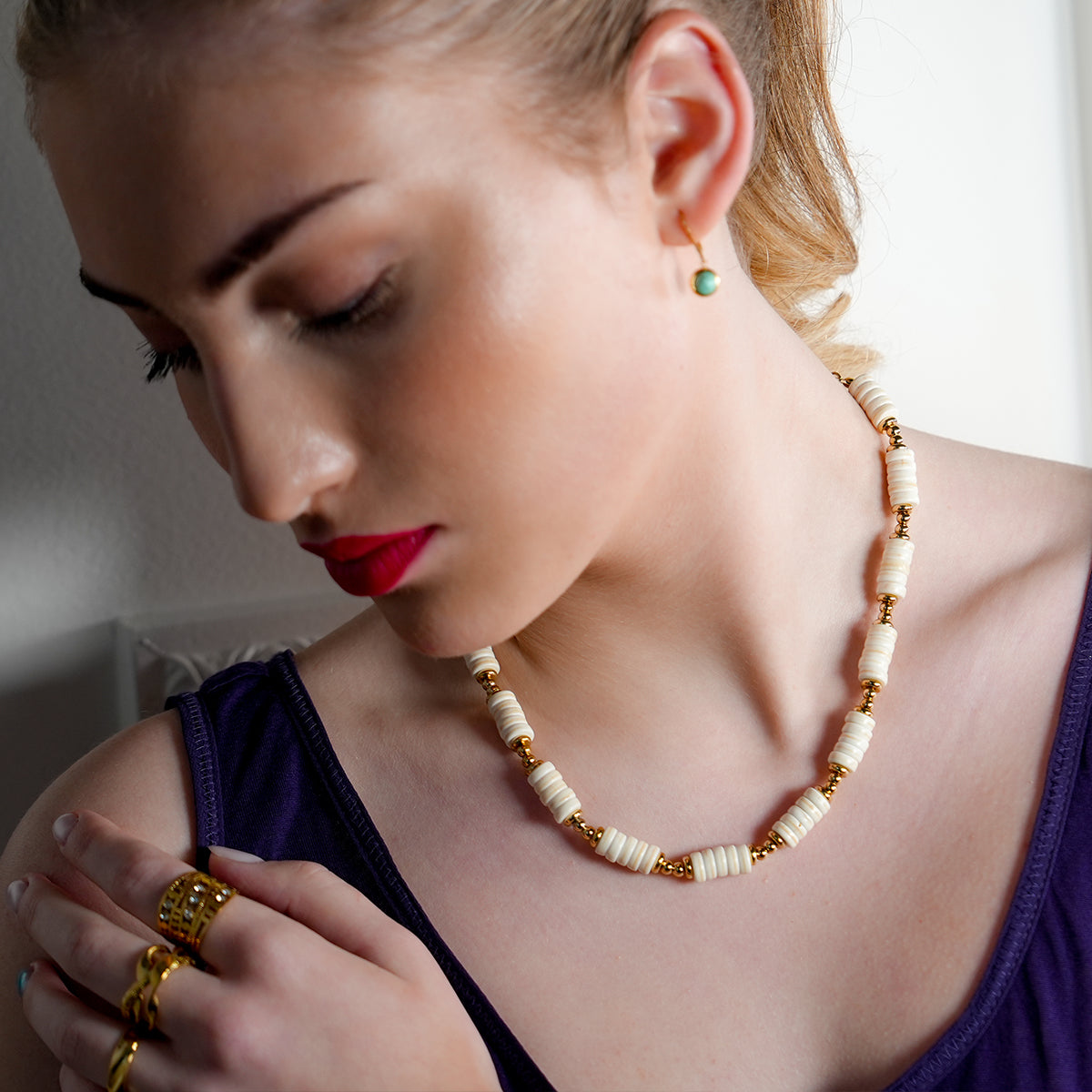 Style LULAMA 9287: White Turquoise Stone &amp; Gold Beaded Modern Boho Chain Necklace.