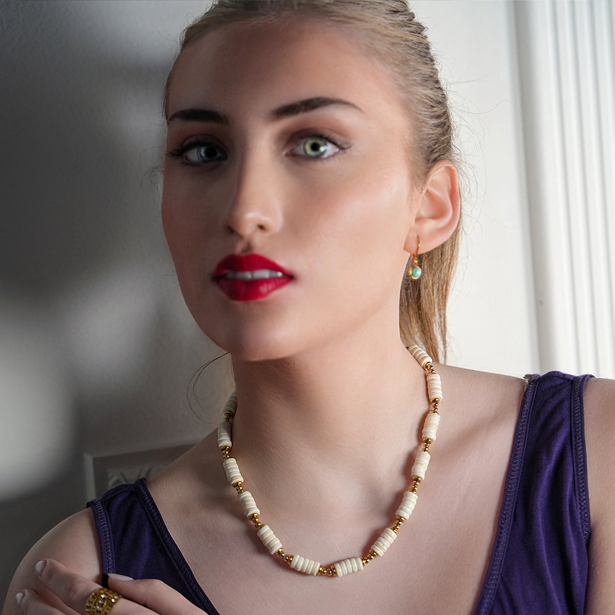 Style LULAMA 9287: White Turquoise Stone &amp; Gold Beaded Modern Boho Chain Necklace.