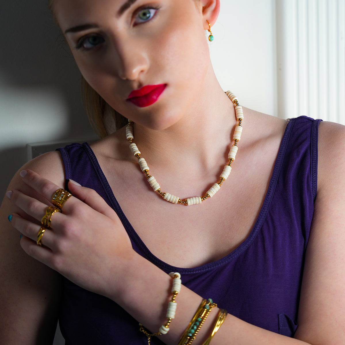 Style LULAMA 9287: White Turquoise Stone &amp; Gold Beaded Modern Boho Chain Necklace.