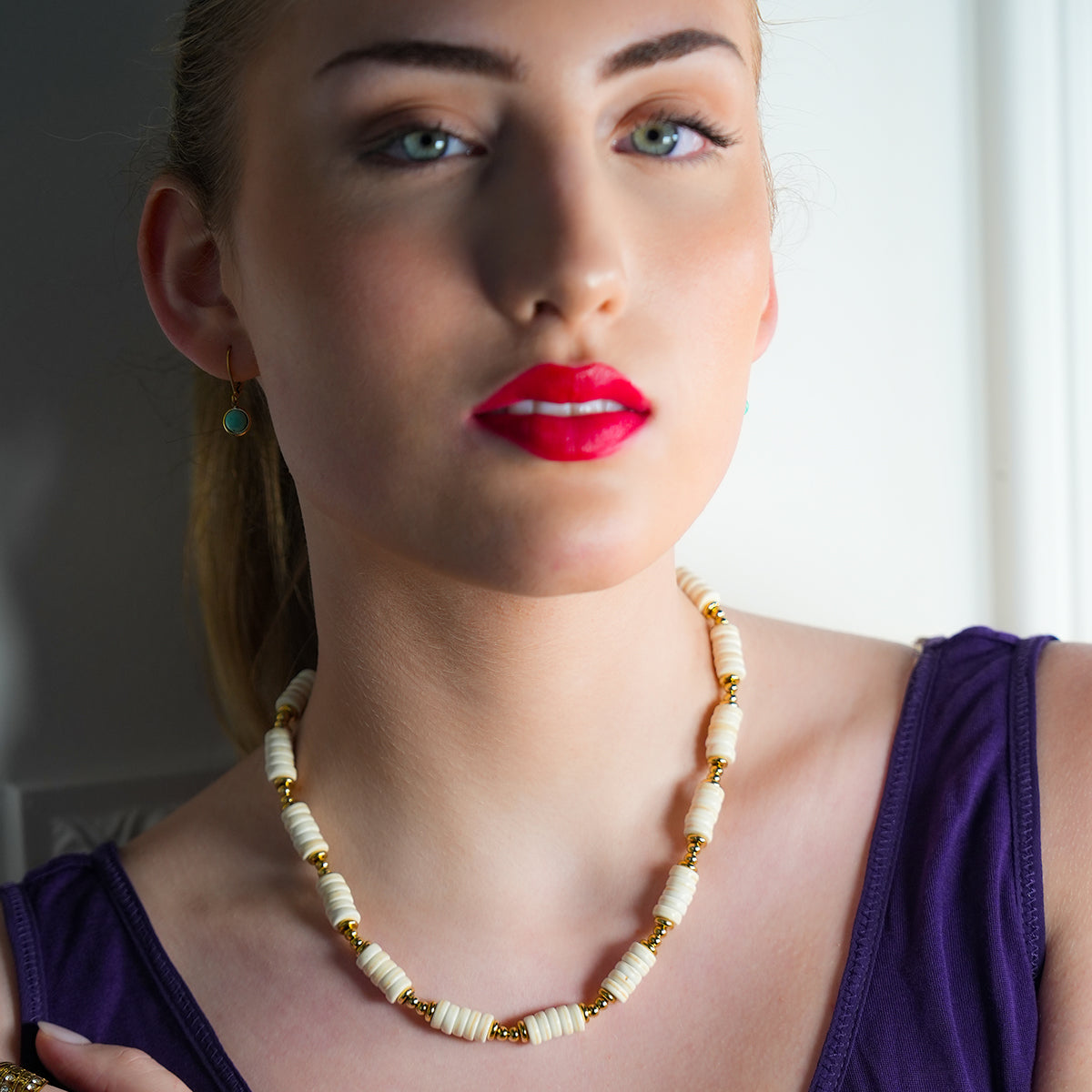 Style LULAMA 9287: White Turquoise Stone &amp; Gold Beaded Modern Boho Chain Necklace.