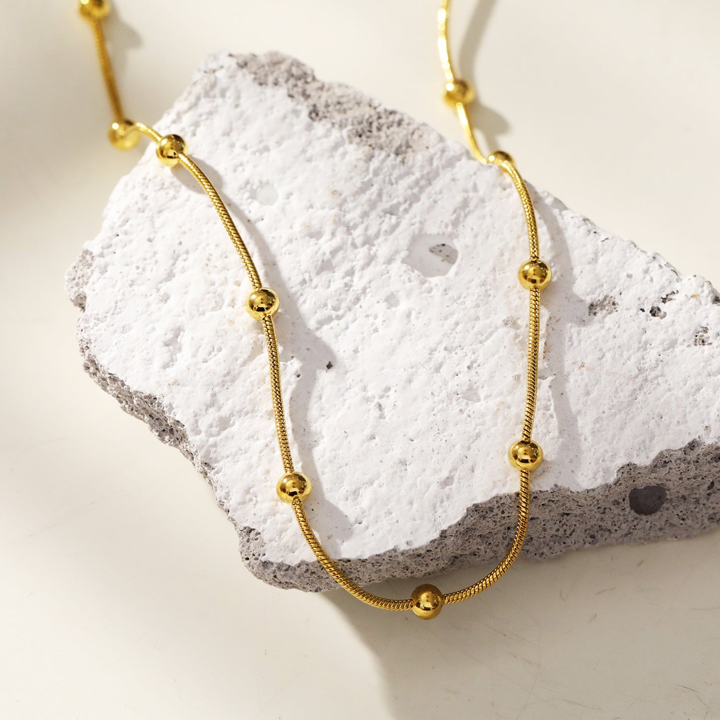 hackneynine | hackney-nine Style MAKARIA 10095: Snake-Skin Textured Chain Necklace with Ball Shaped Beads