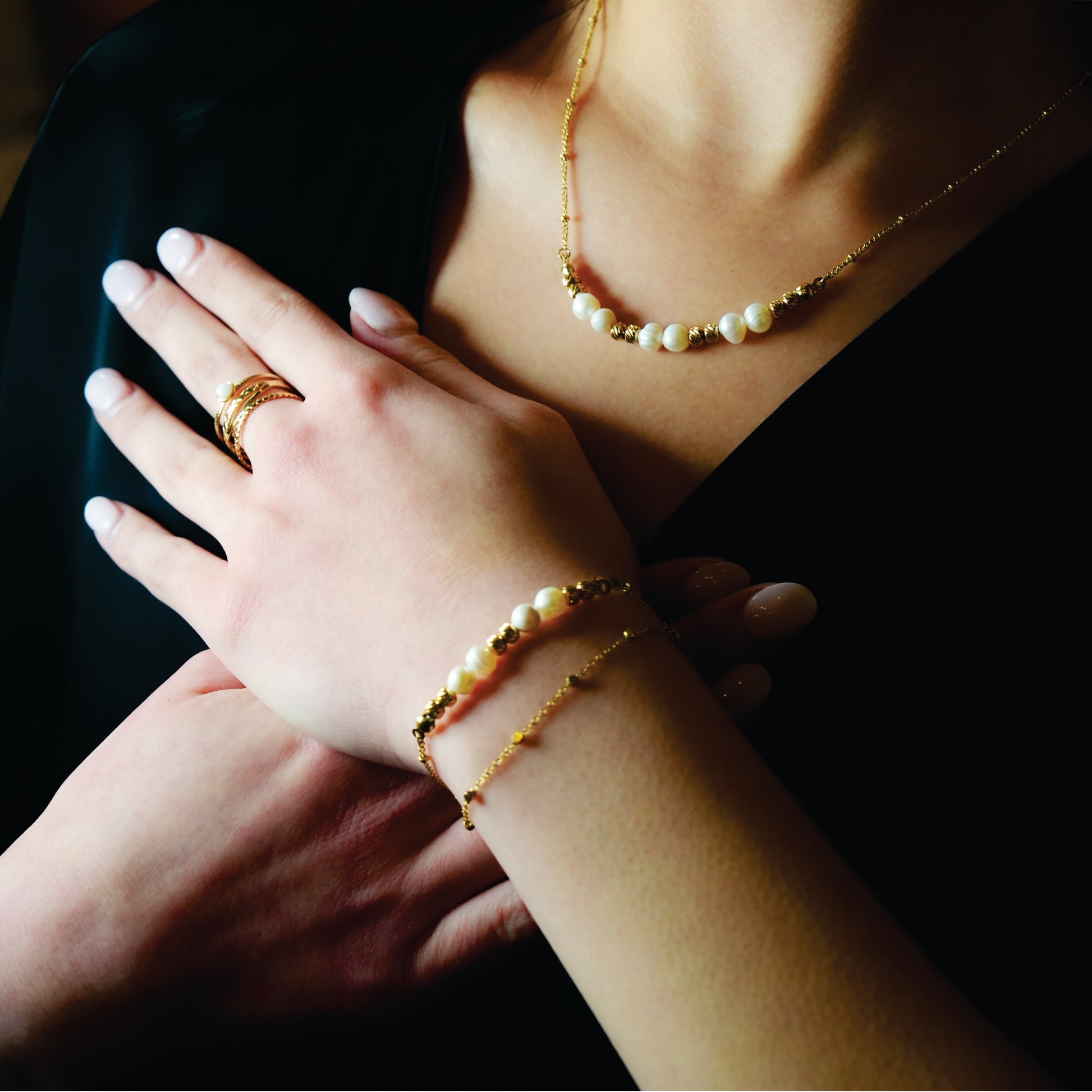 Style MARENTA 3469: Gilded Harmony Chain Bracelet with Gold Beads and Freshwater Pearls.